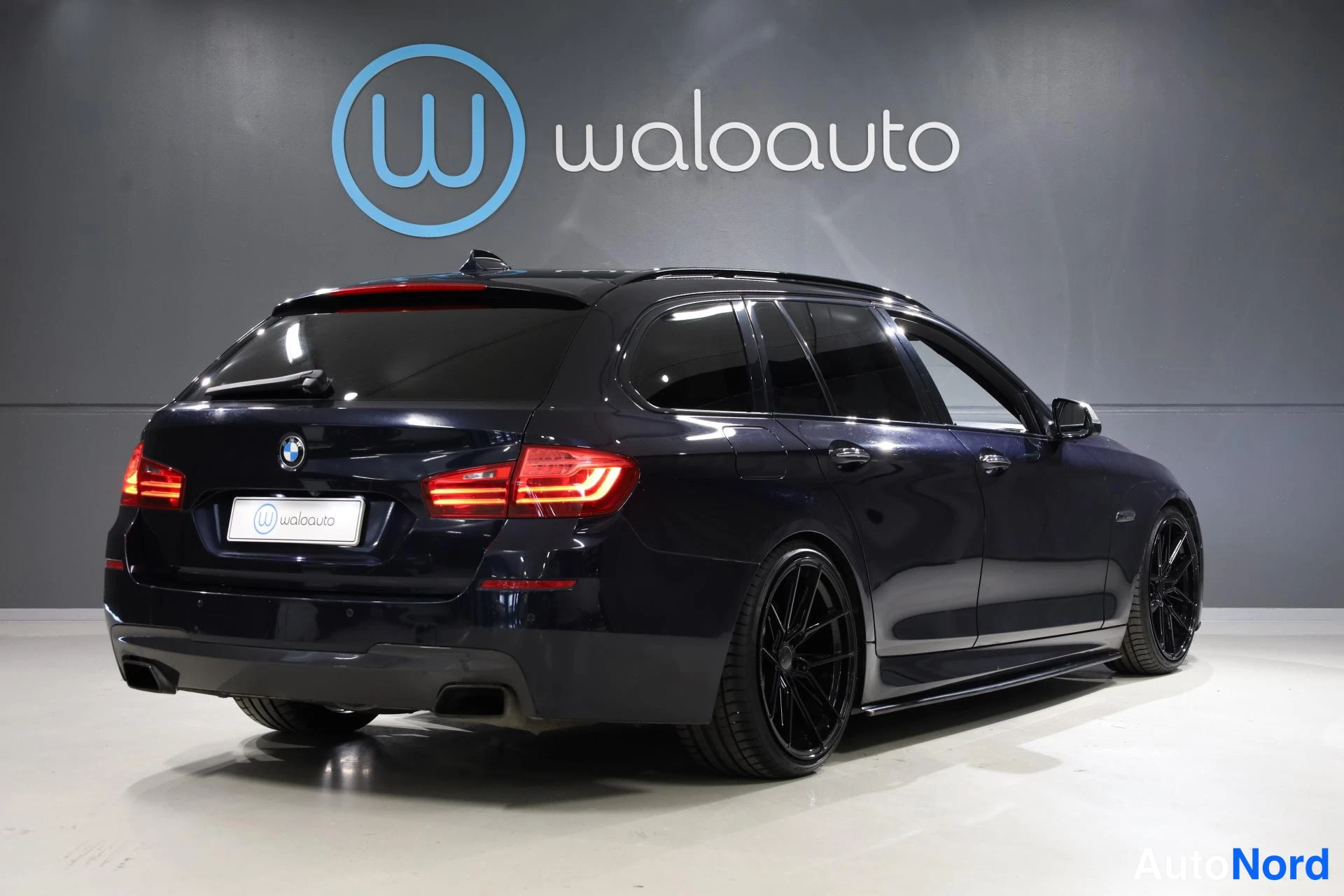 Musta BMW M550d xDrive 2014, takaviisto, kuva 7