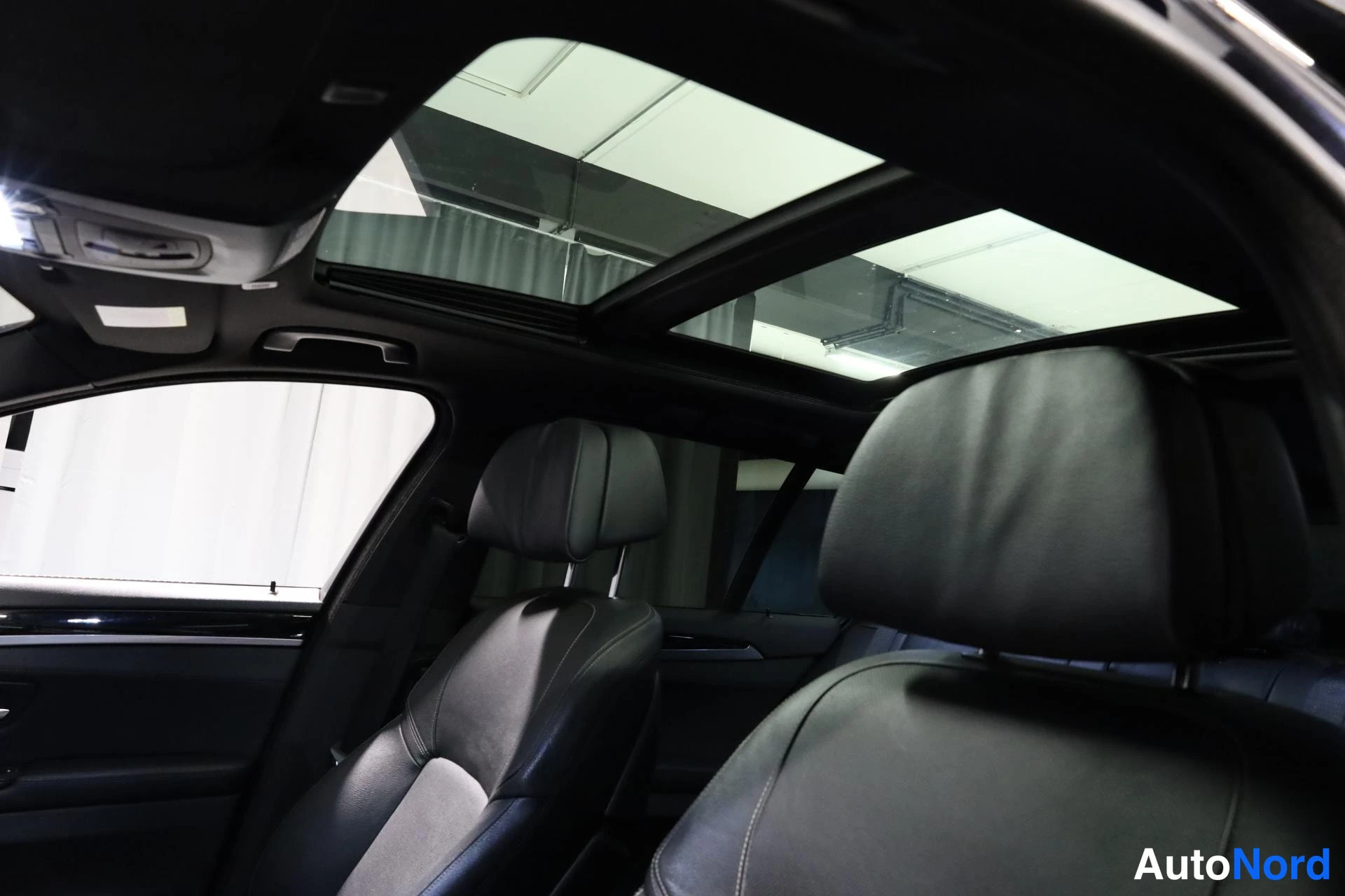 Musta BMW M550d xDrive 2014, ohjaamo, kuva 14
