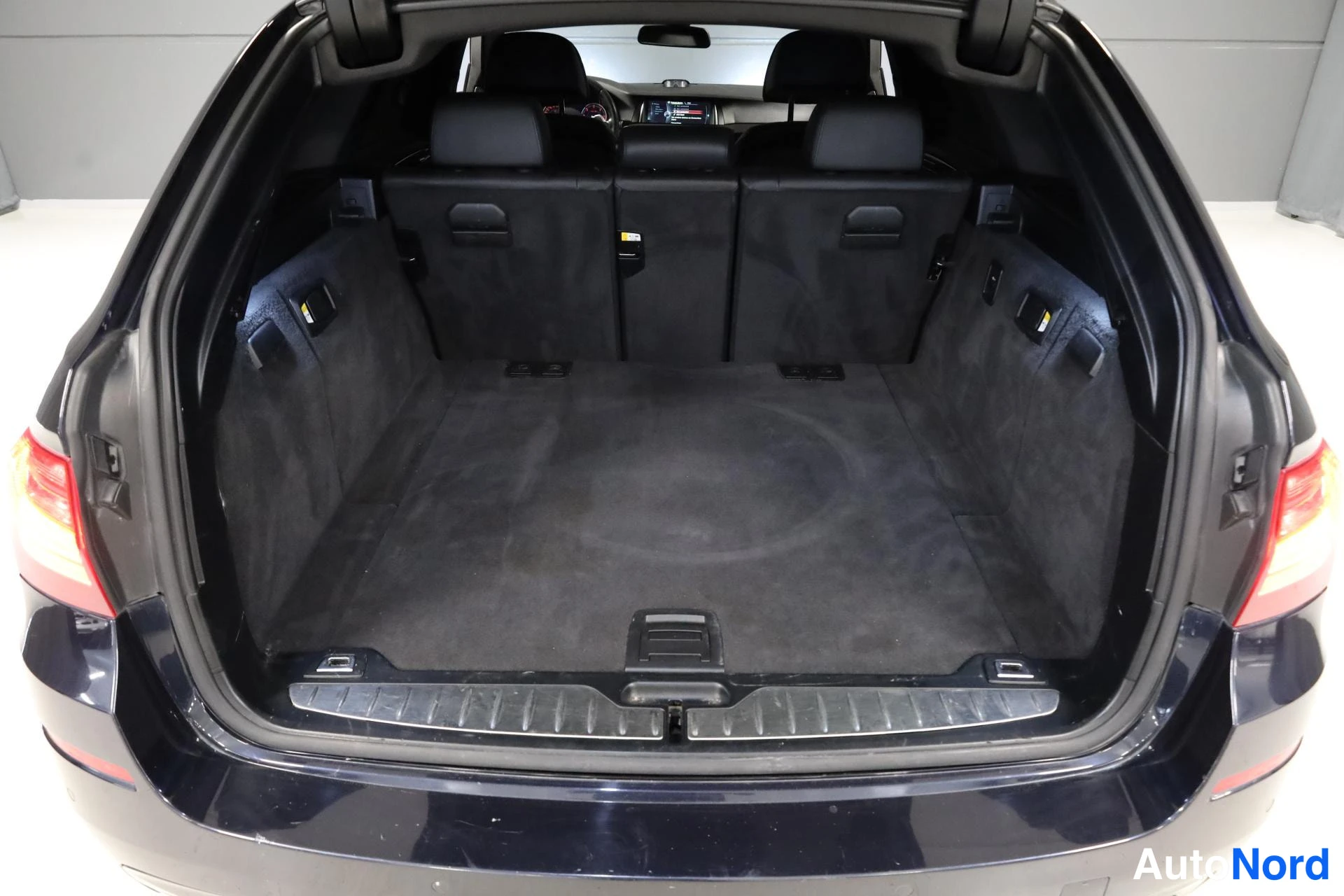 Musta BMW M550d xDrive 2014, tavaratila, kuva 19