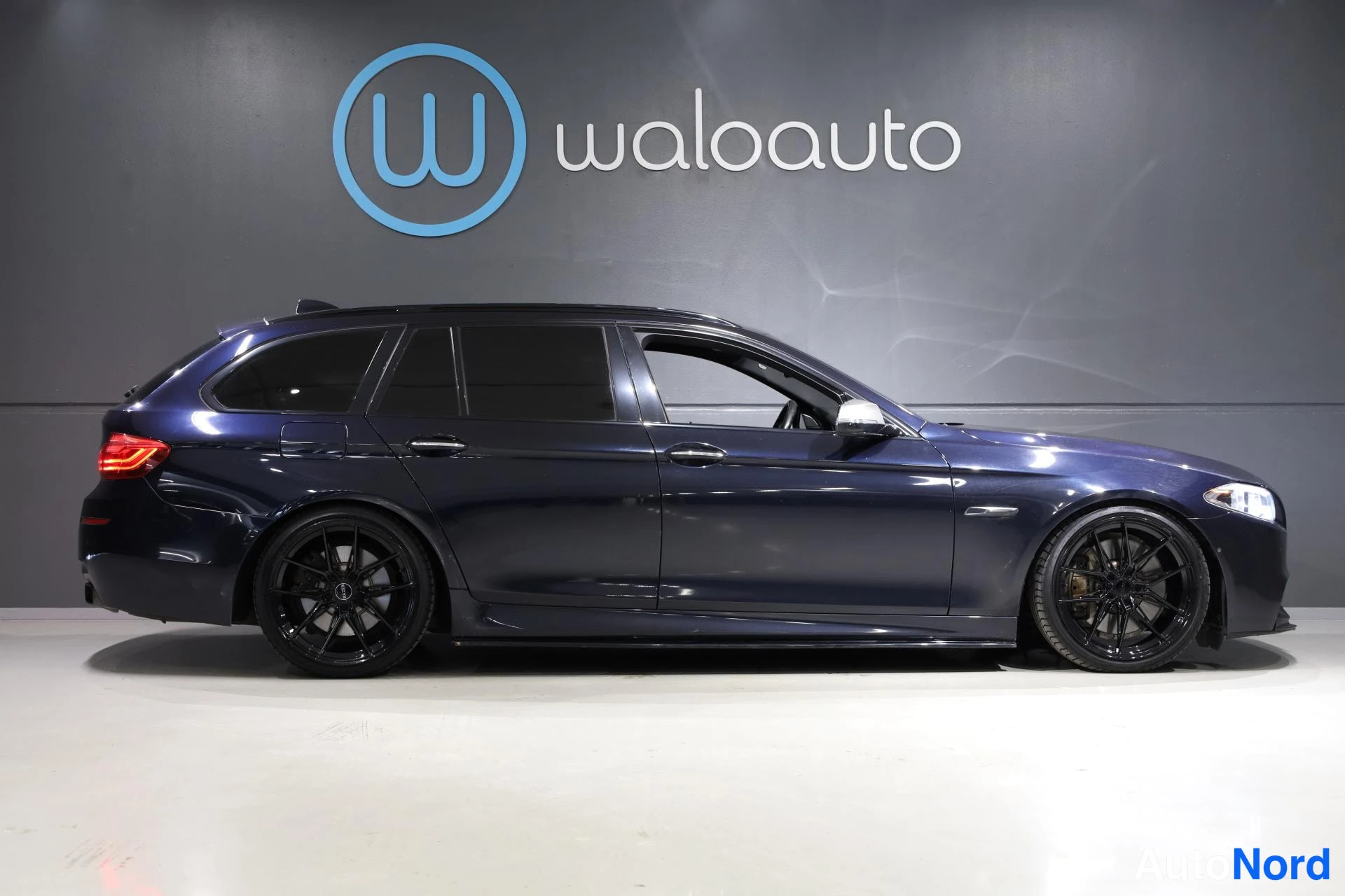 Musta BMW M550d xDrive 2014, sivulta, kuva 5