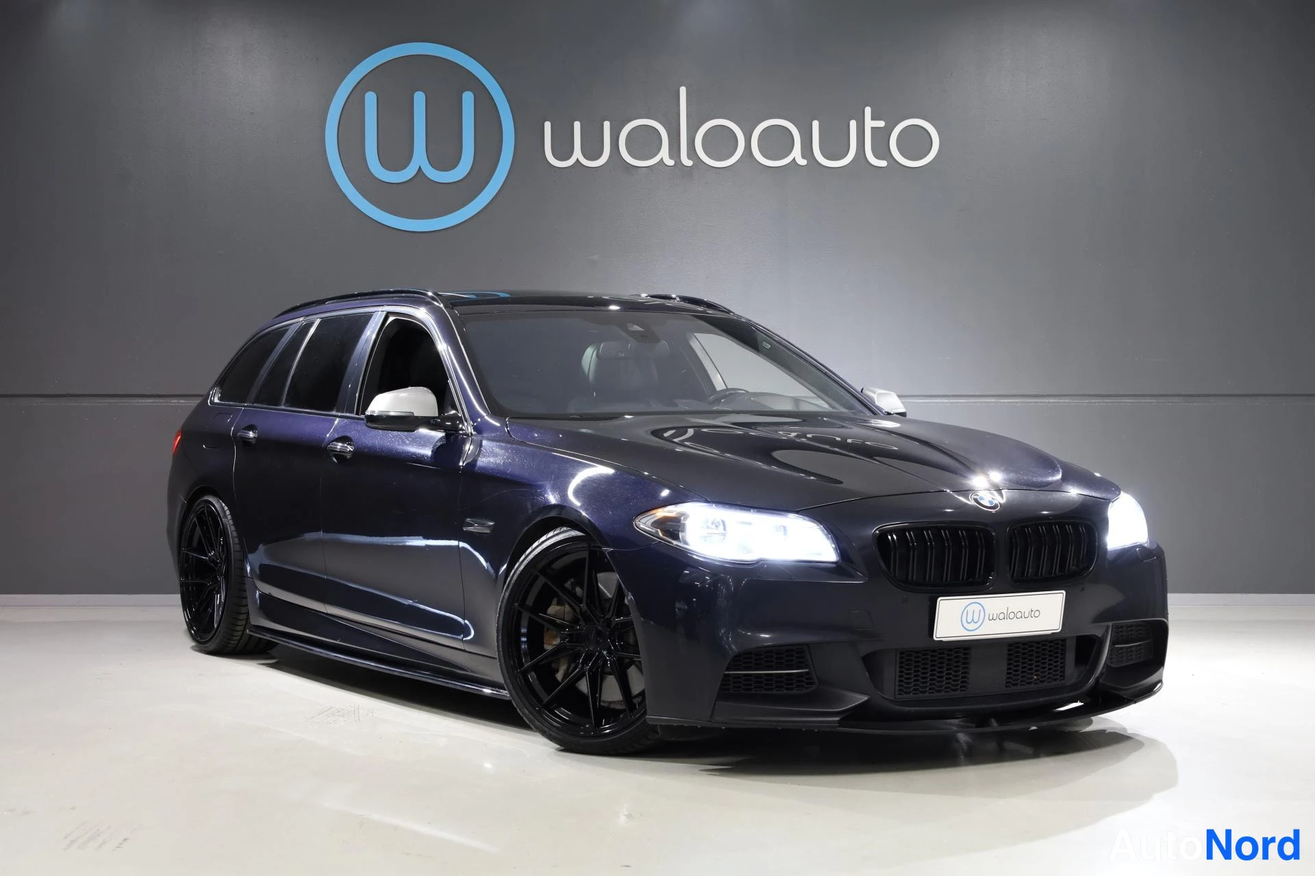 Musta BMW M550d xDrive 2014, etuviisto, keula oikealle, kuva 3