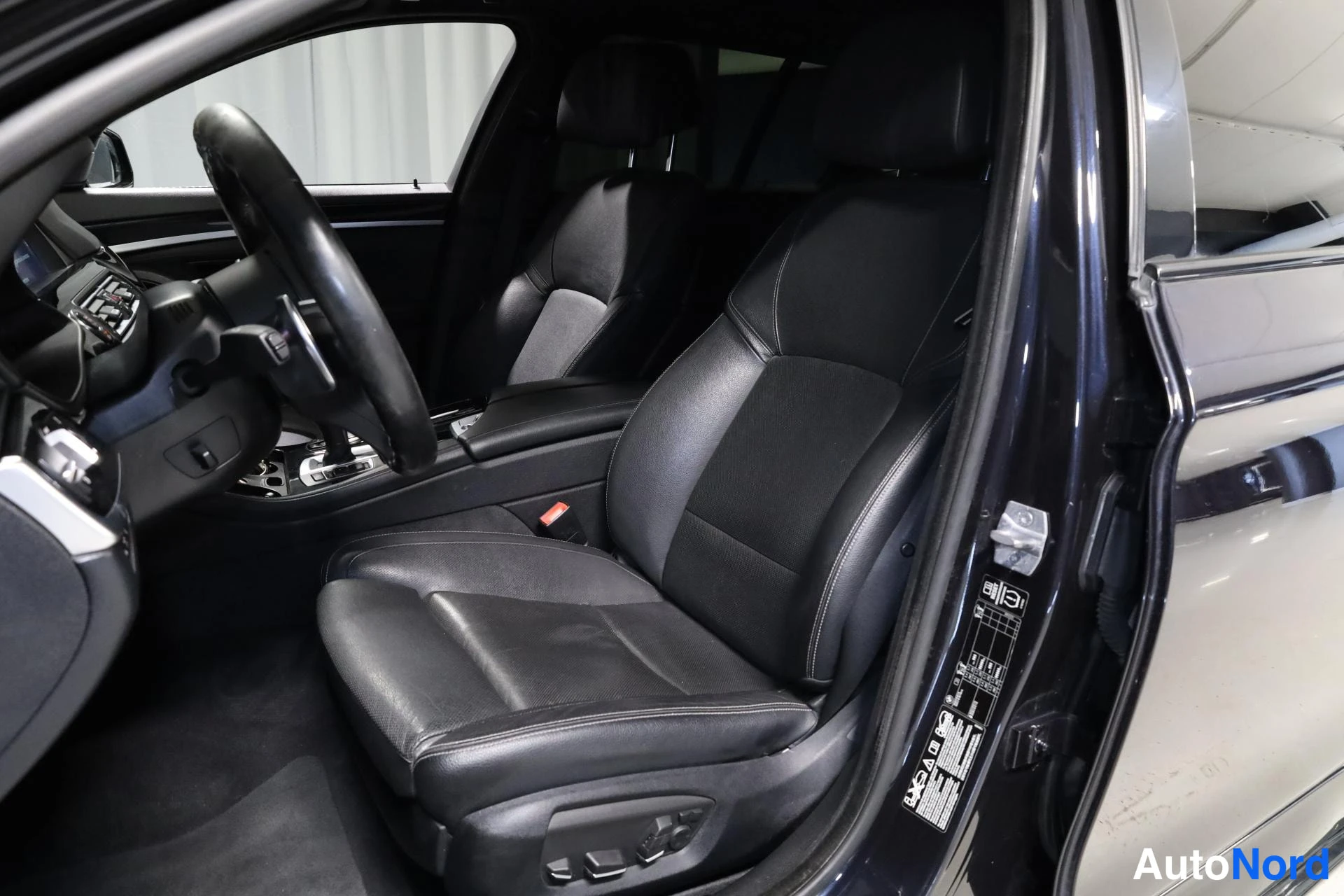 Musta BMW M550d xDrive 2014, etuistuimet, kuva 16