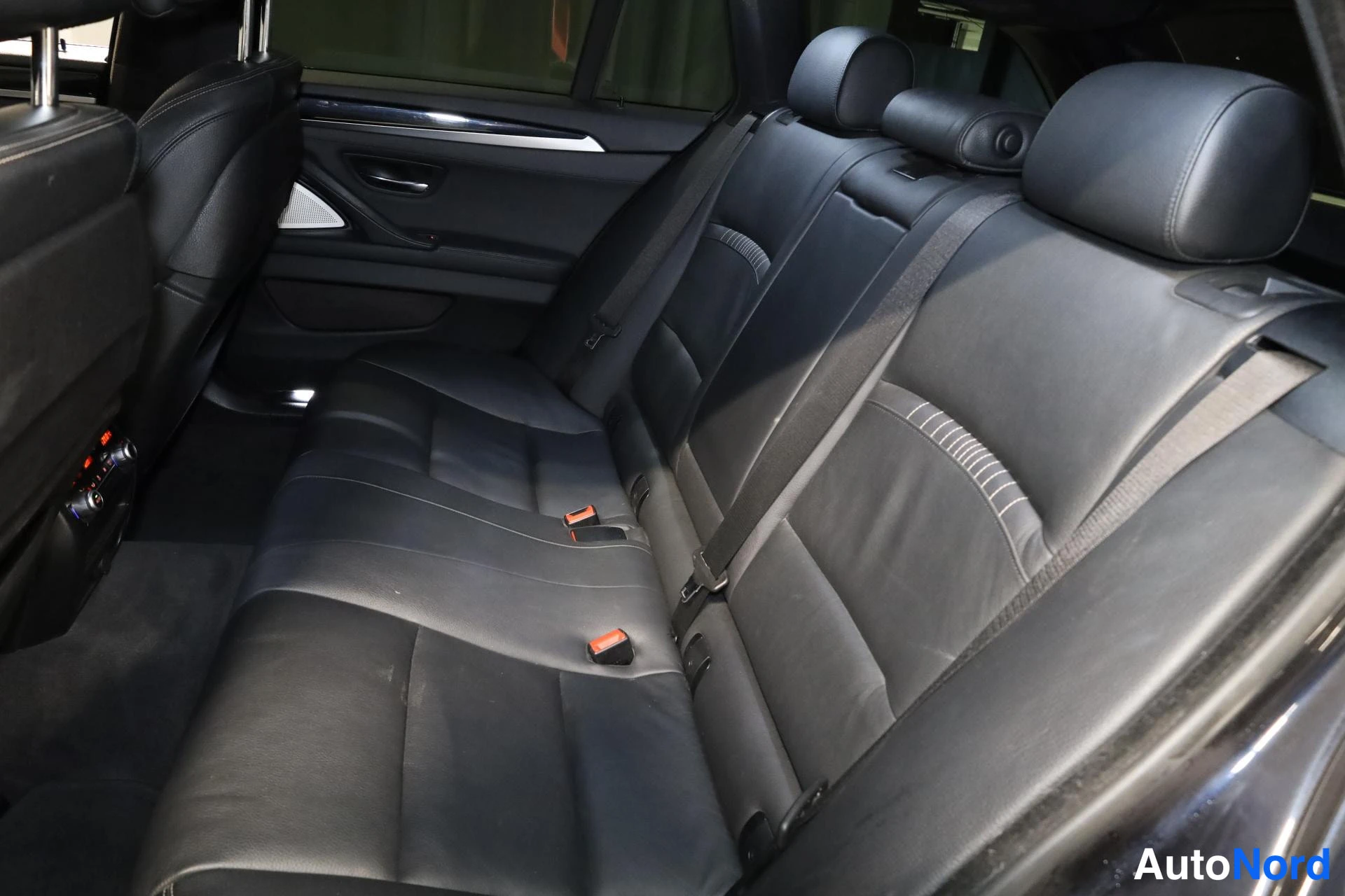 Musta BMW M550d xDrive 2014, takaistuimet, kuva 18