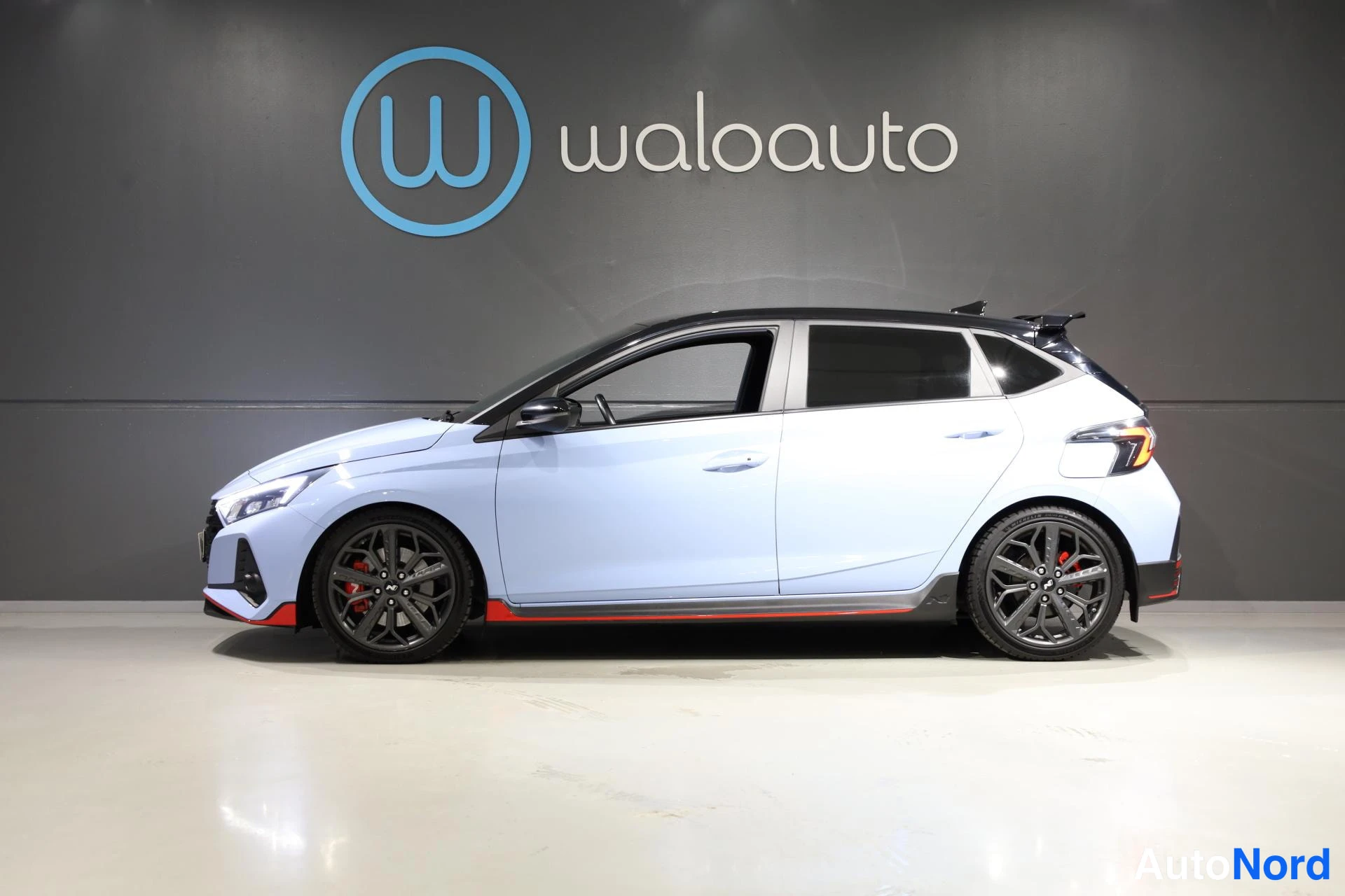 Sininen Hyundai i20 N 2021, etuviisto, keula vasemmalle, kuva 2