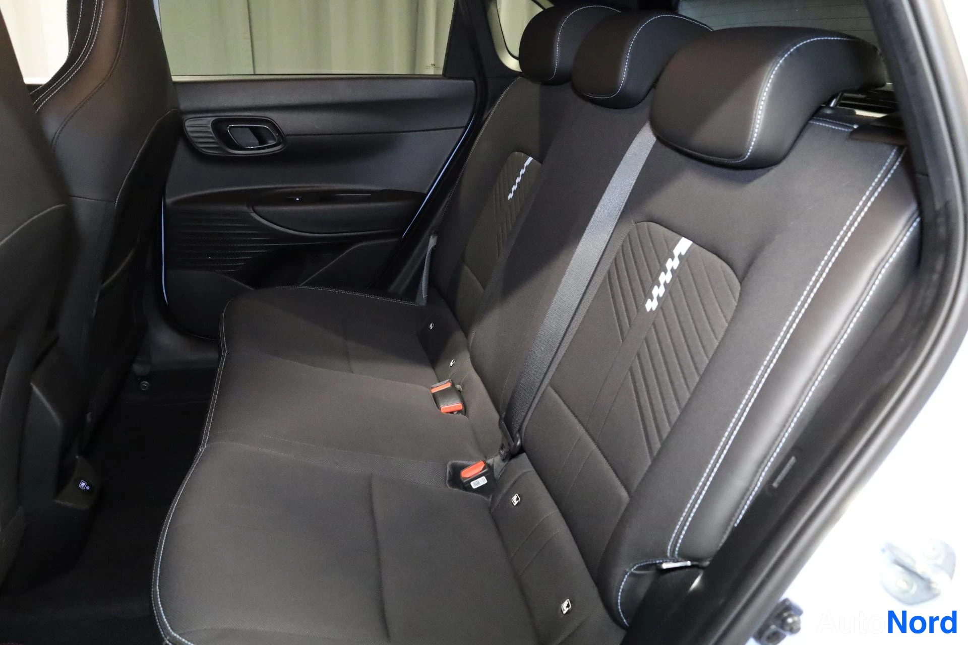 Sininen Hyundai i20 N 2021, takaistuimet, kuva 17