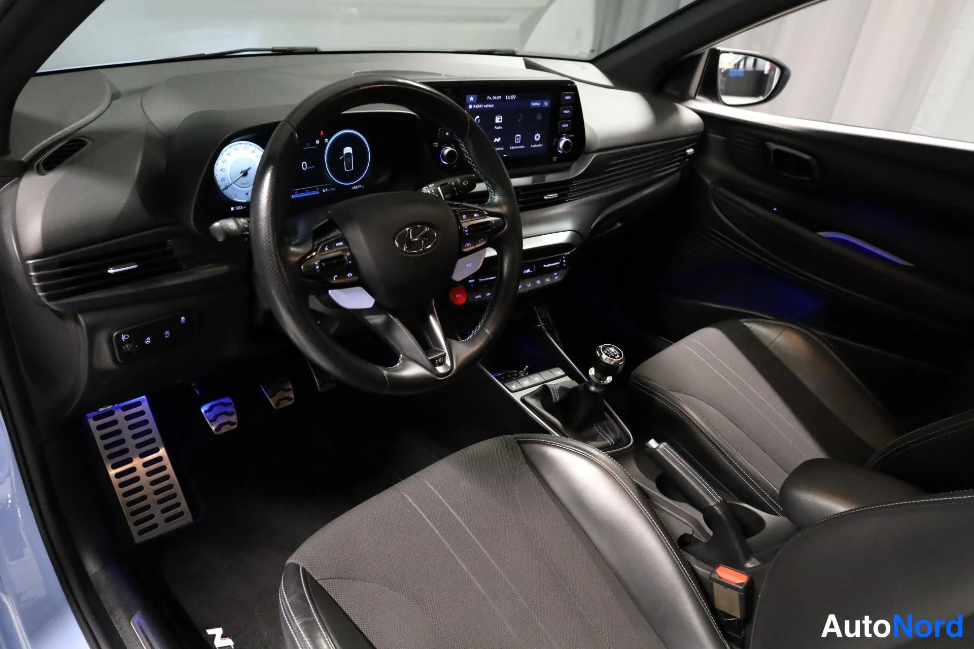 Sininen Hyundai i20 N 2021, ohjaamo, kuva 10