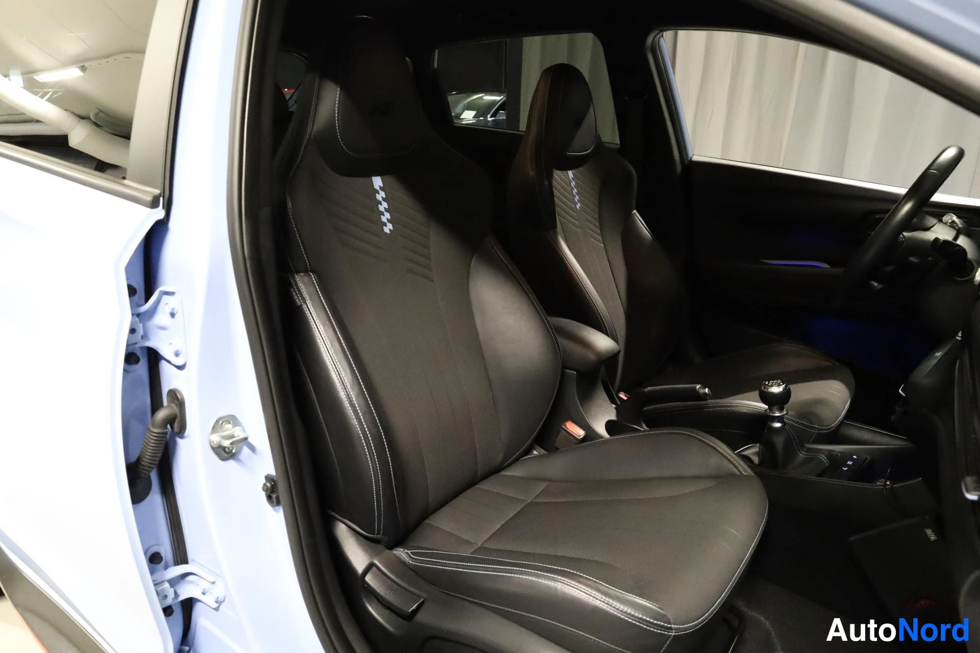 Sininen Hyundai i20 N 2021, etuistuimet, kuva 16
