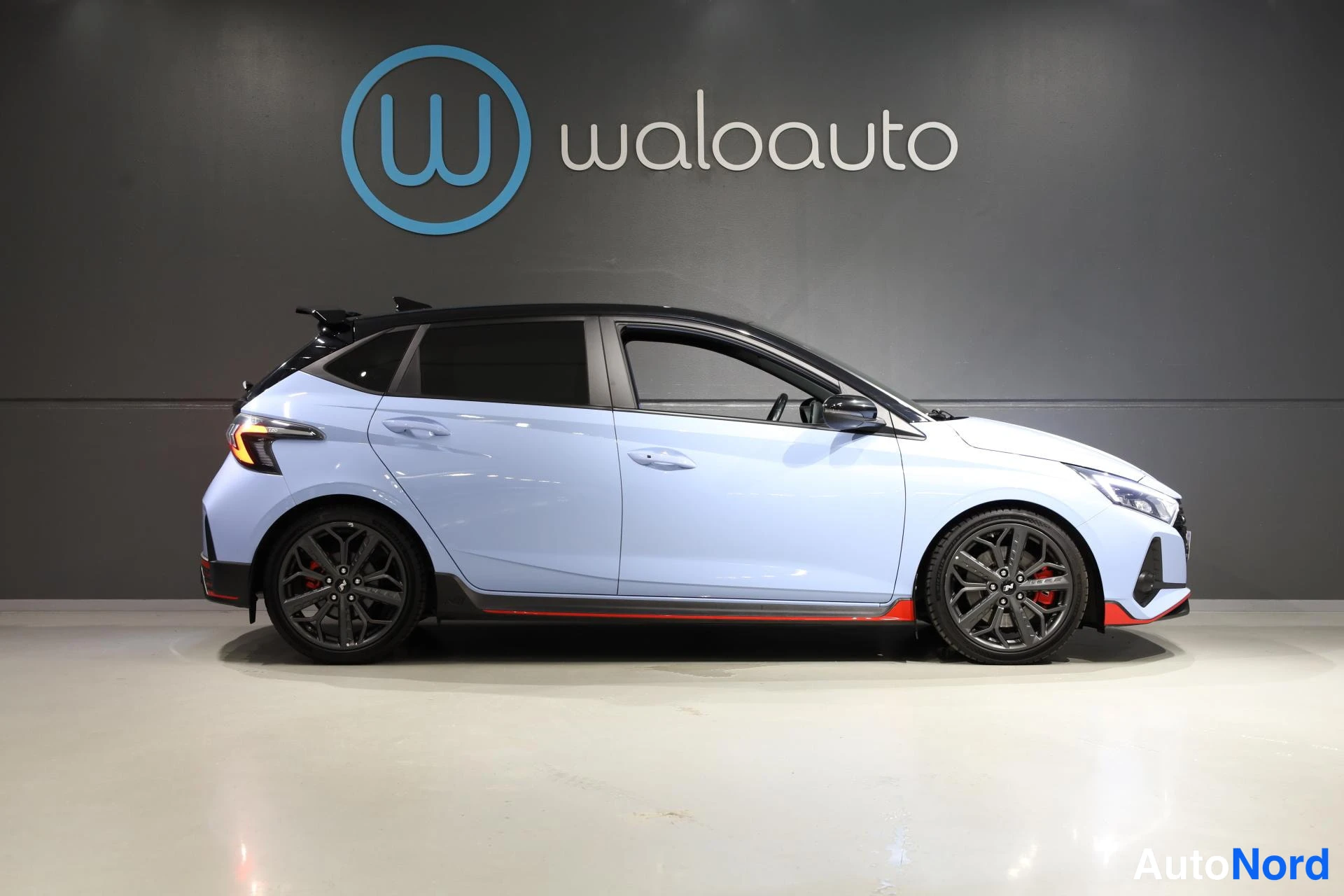 Sininen Hyundai i20 N 2021, etuviisto, keula oikealle, kuva 4