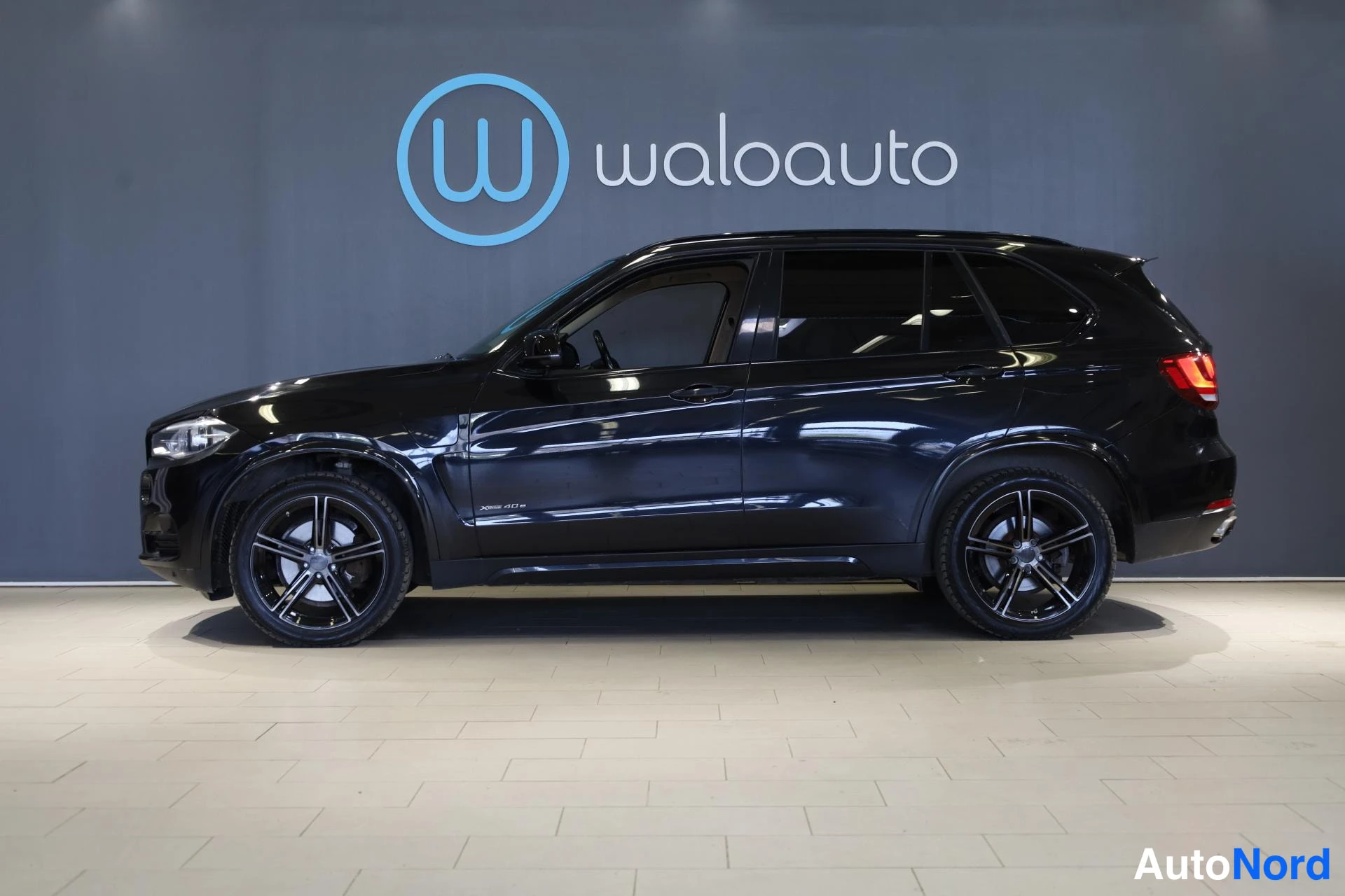 Musta BMW X5 2016, etuviisto, keula vasemmalle, kuva 2