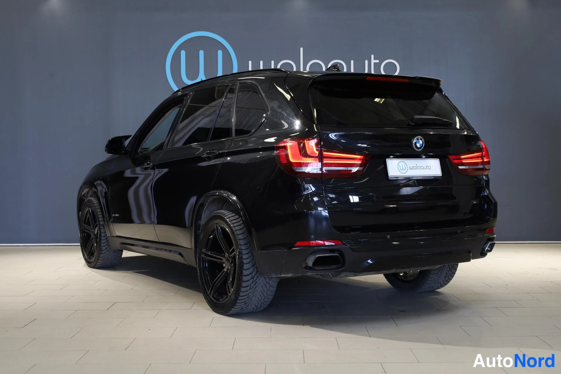 Musta BMW X5 2016, takaviisto, kuva 6