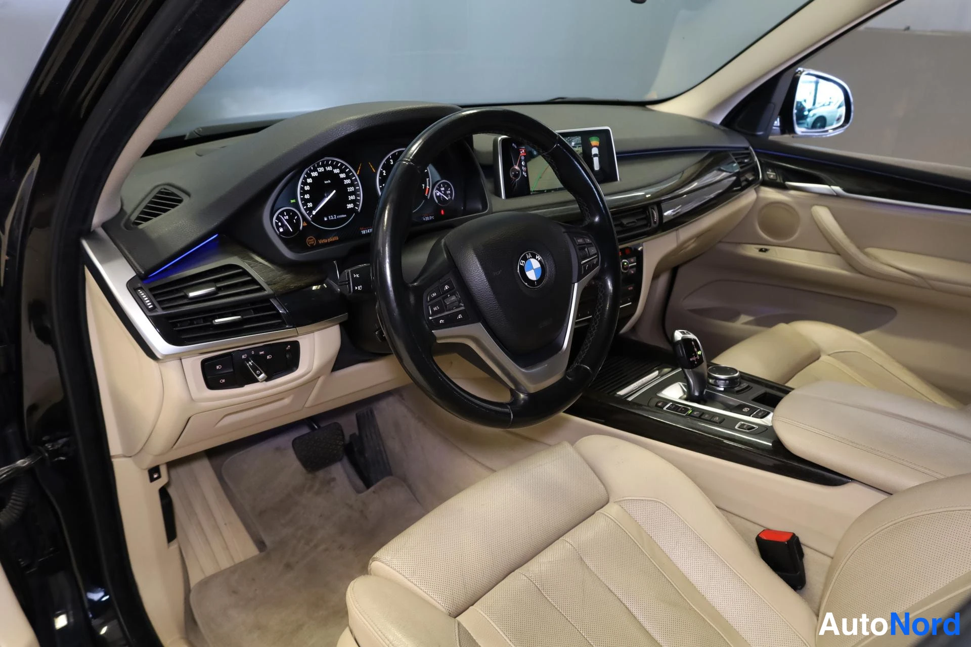 Musta BMW X5 2016, ohjaamo, kuva 9