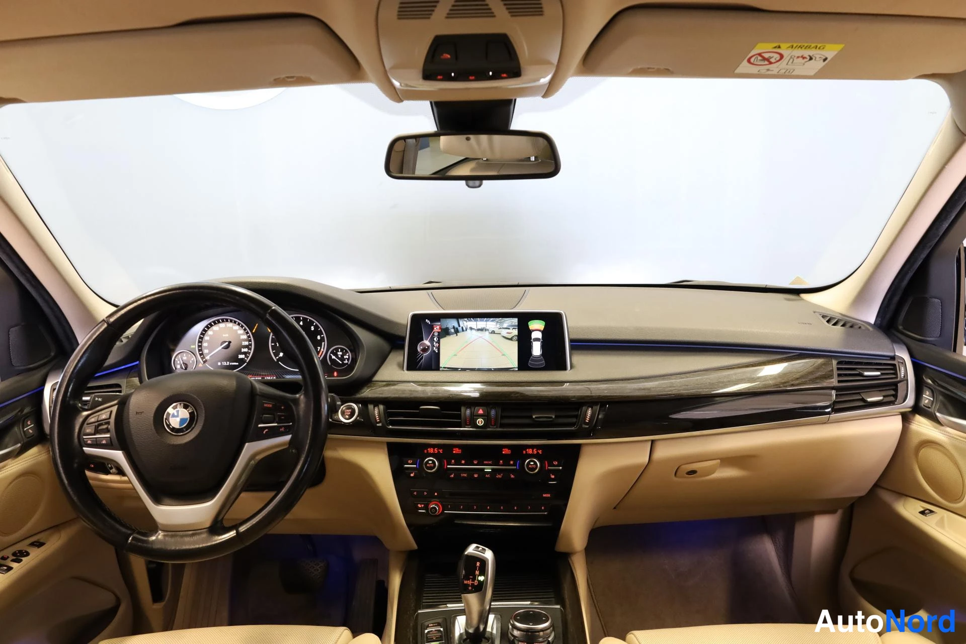 Musta BMW X5 2016, ohjaamo, kuva 10