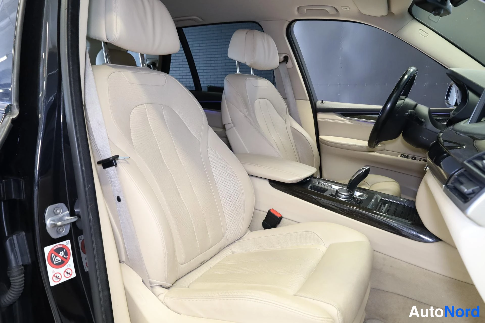 Musta BMW X5 2016, etuistuimet, kuva 12