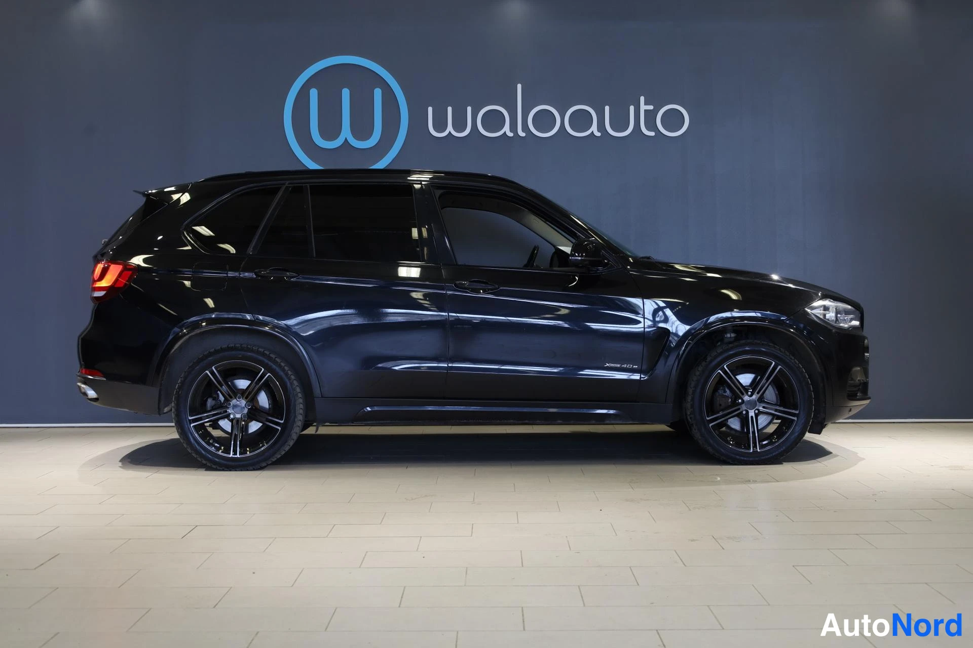 Musta BMW X5 2016, sivulta, kuva 5