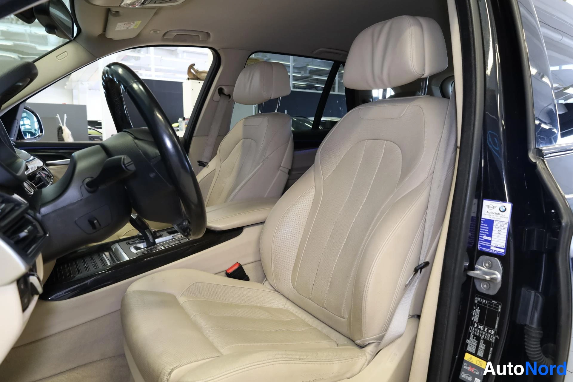 Musta BMW X5 2016, etuistuimet, kuva 11
