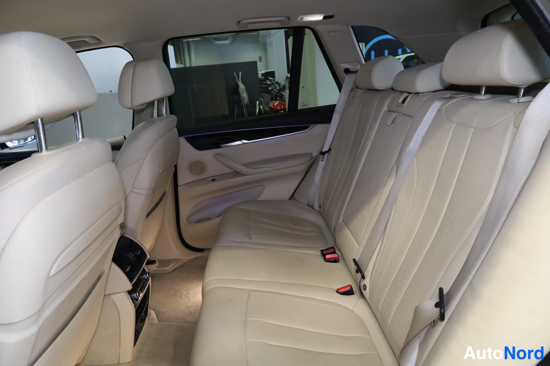 Musta BMW X5 2016, takaistuimet, kuva 13