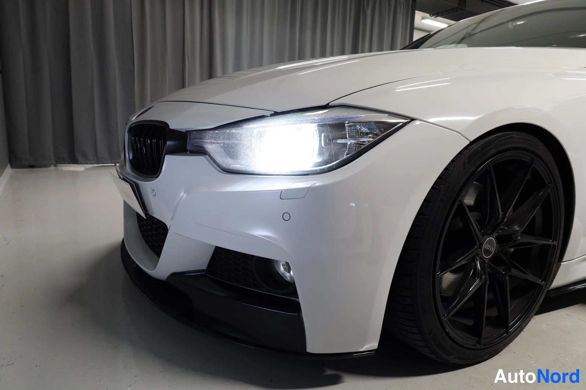 Valkoinen BMW 335i 2013, etuviisto, keula vasemmalle, kuva 2