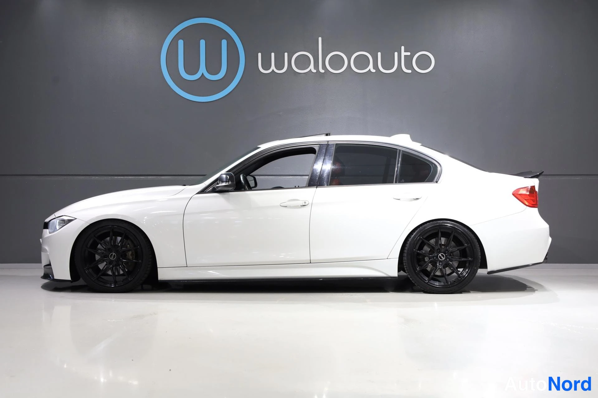 Valkoinen BMW 335i 2013, etuviisto, keula vasemmalle, kuva 3