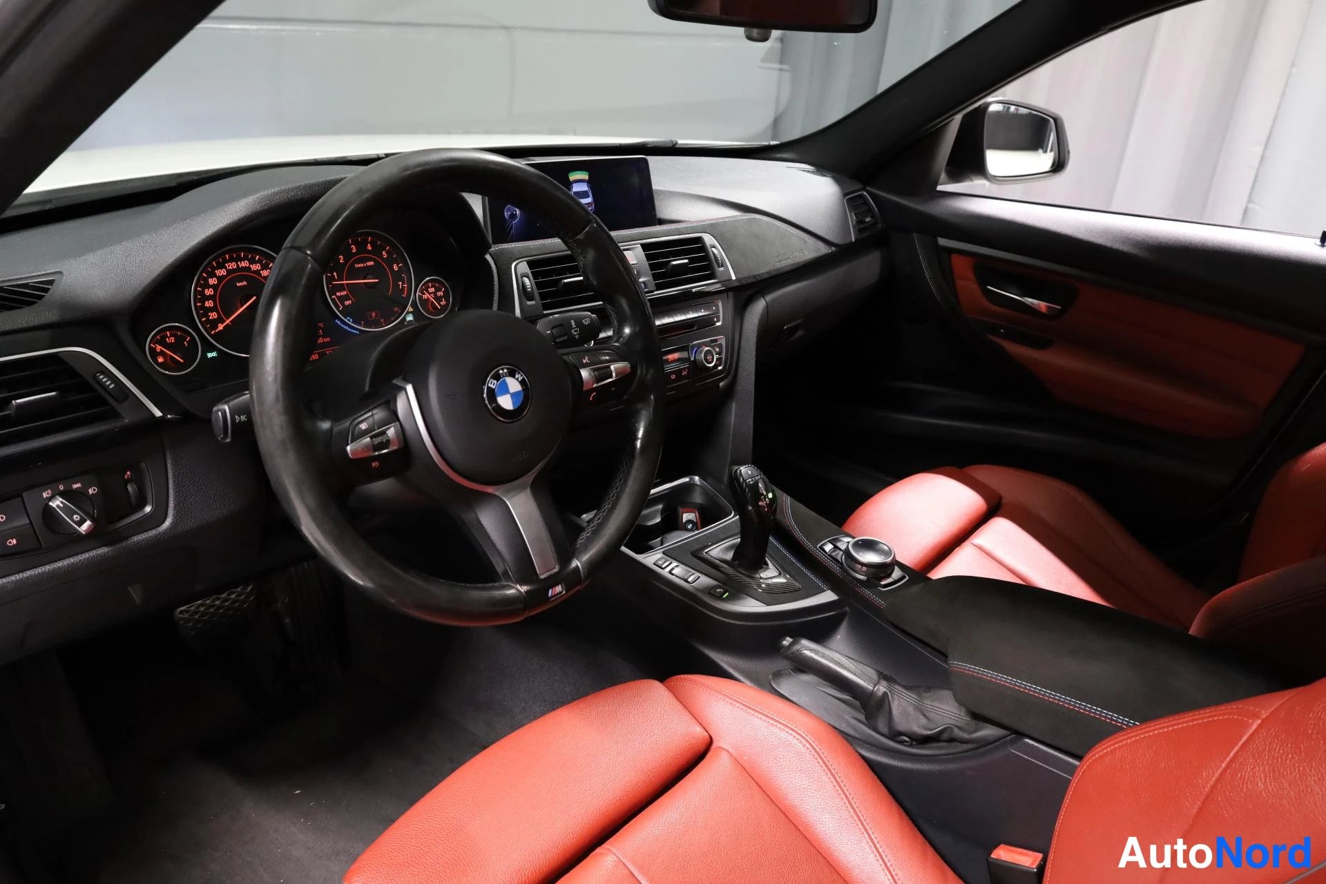Valkoinen BMW 335i 2013, ohjaamo, kuva 10