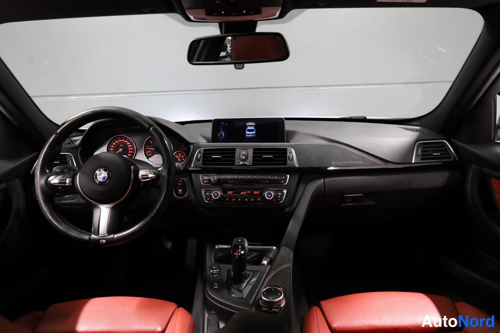 Valkoinen BMW 335i 2013, ohjaamo, kuva 11