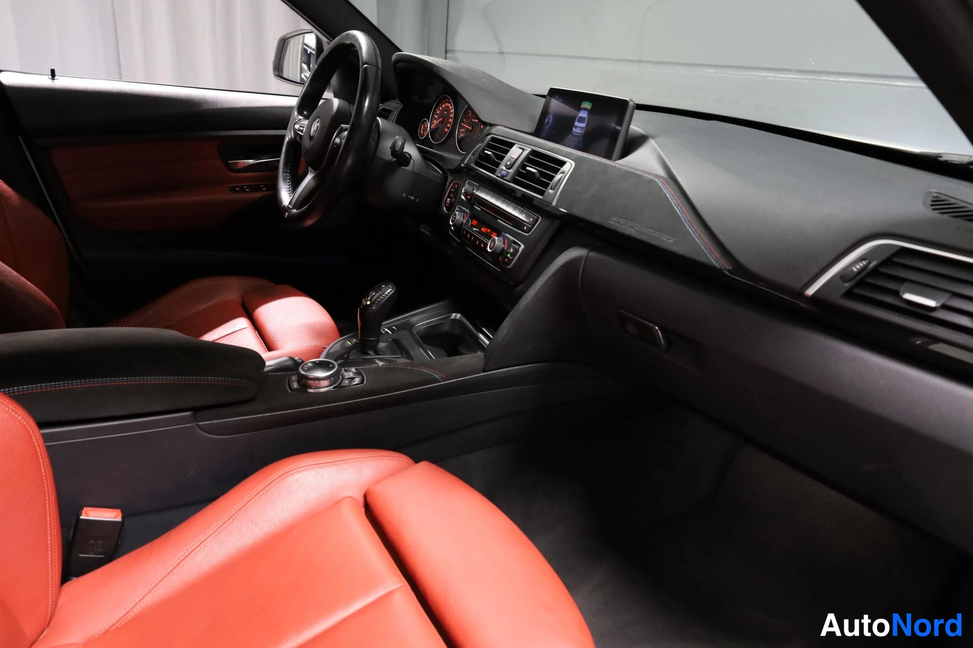 Valkoinen BMW 335i 2013, ohjaamo, kuva 12