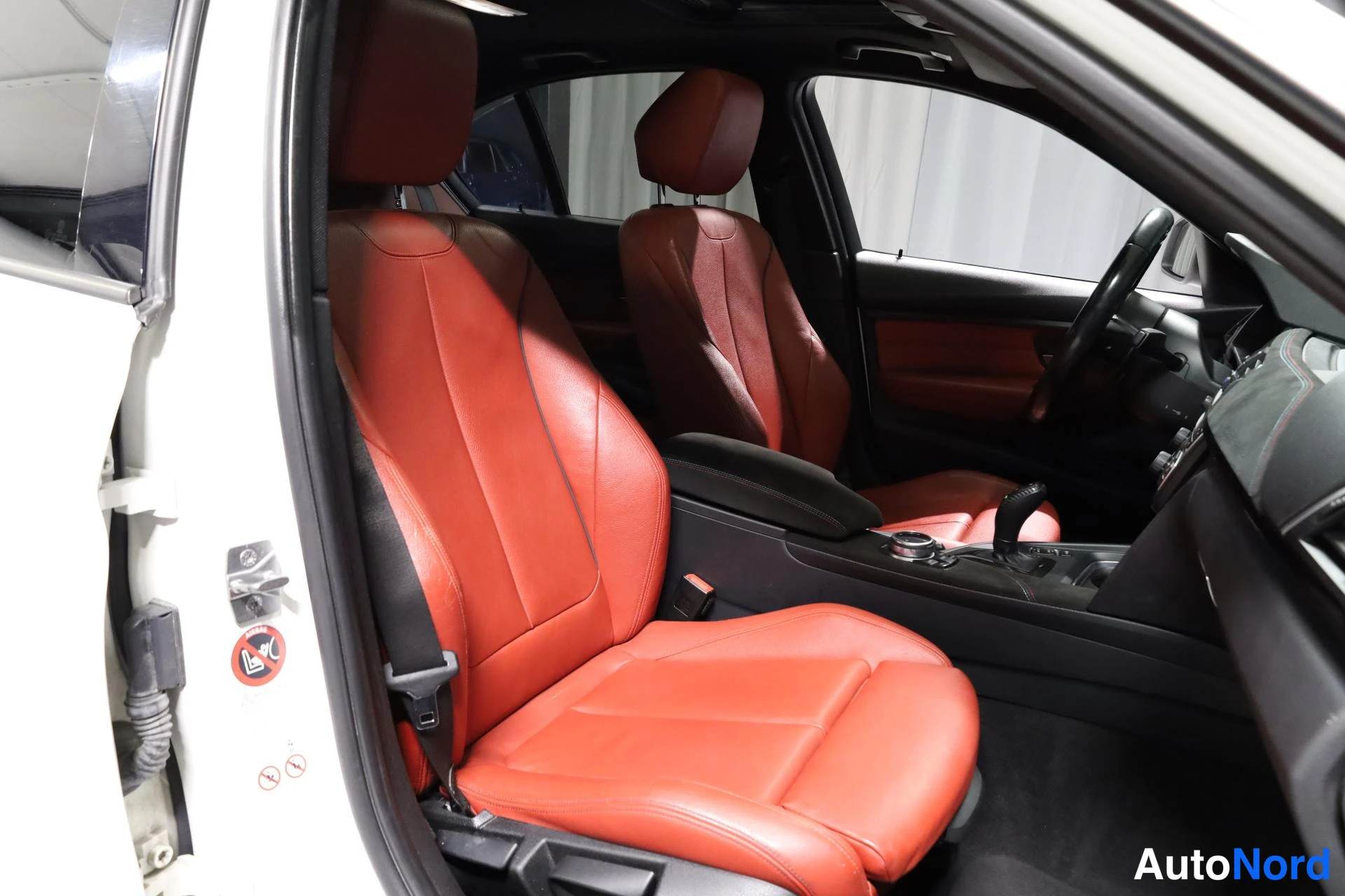 Valkoinen BMW 335i 2013, etuistuimet, kuva 15