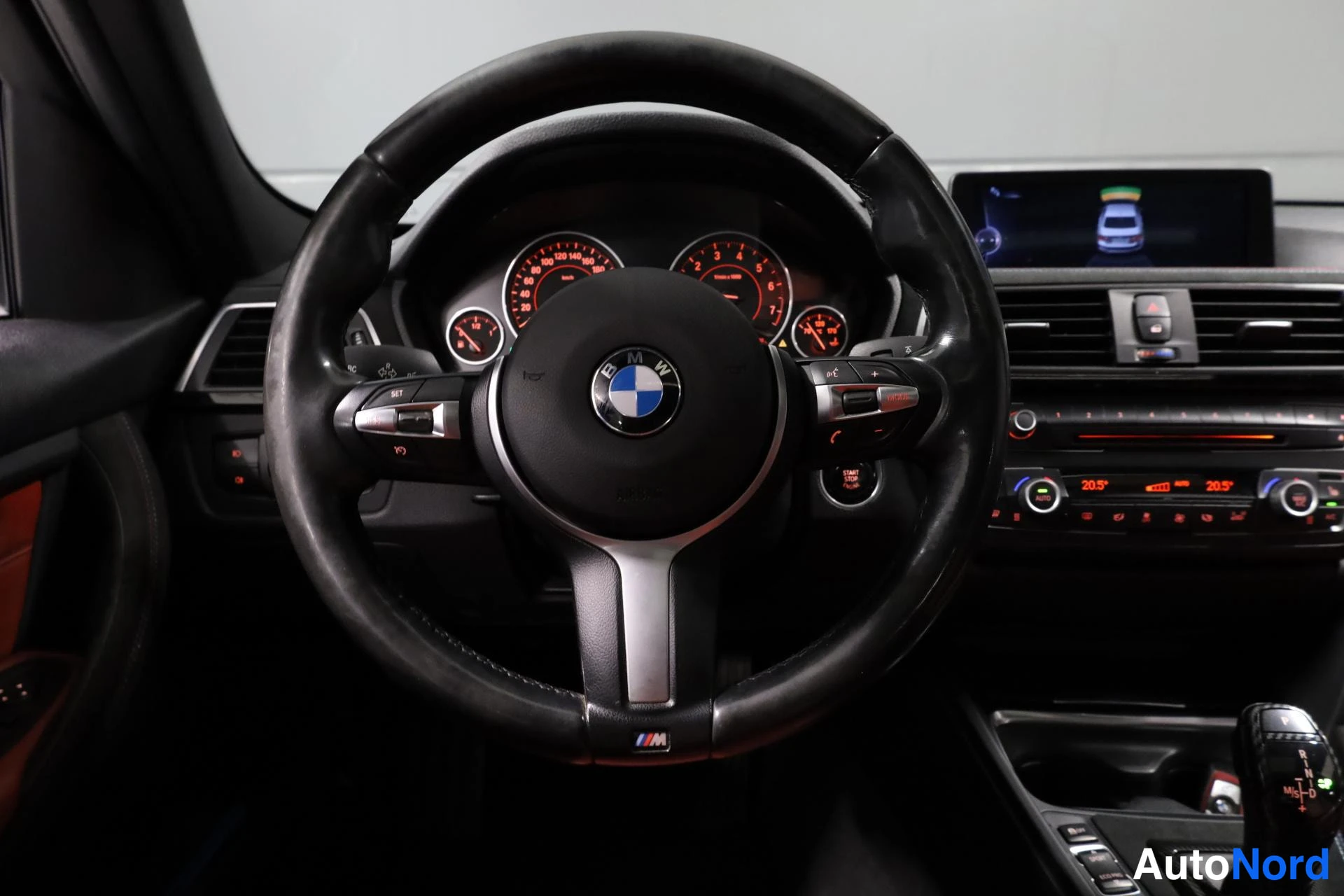 Valkoinen BMW 335i 2013, yksityiskohta, kuva 17