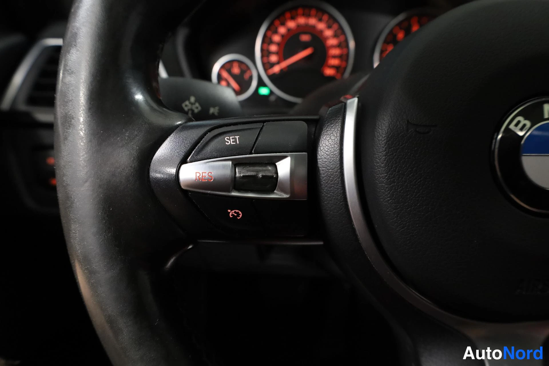 Valkoinen BMW 335i 2013, yksityiskohta, kuva 18