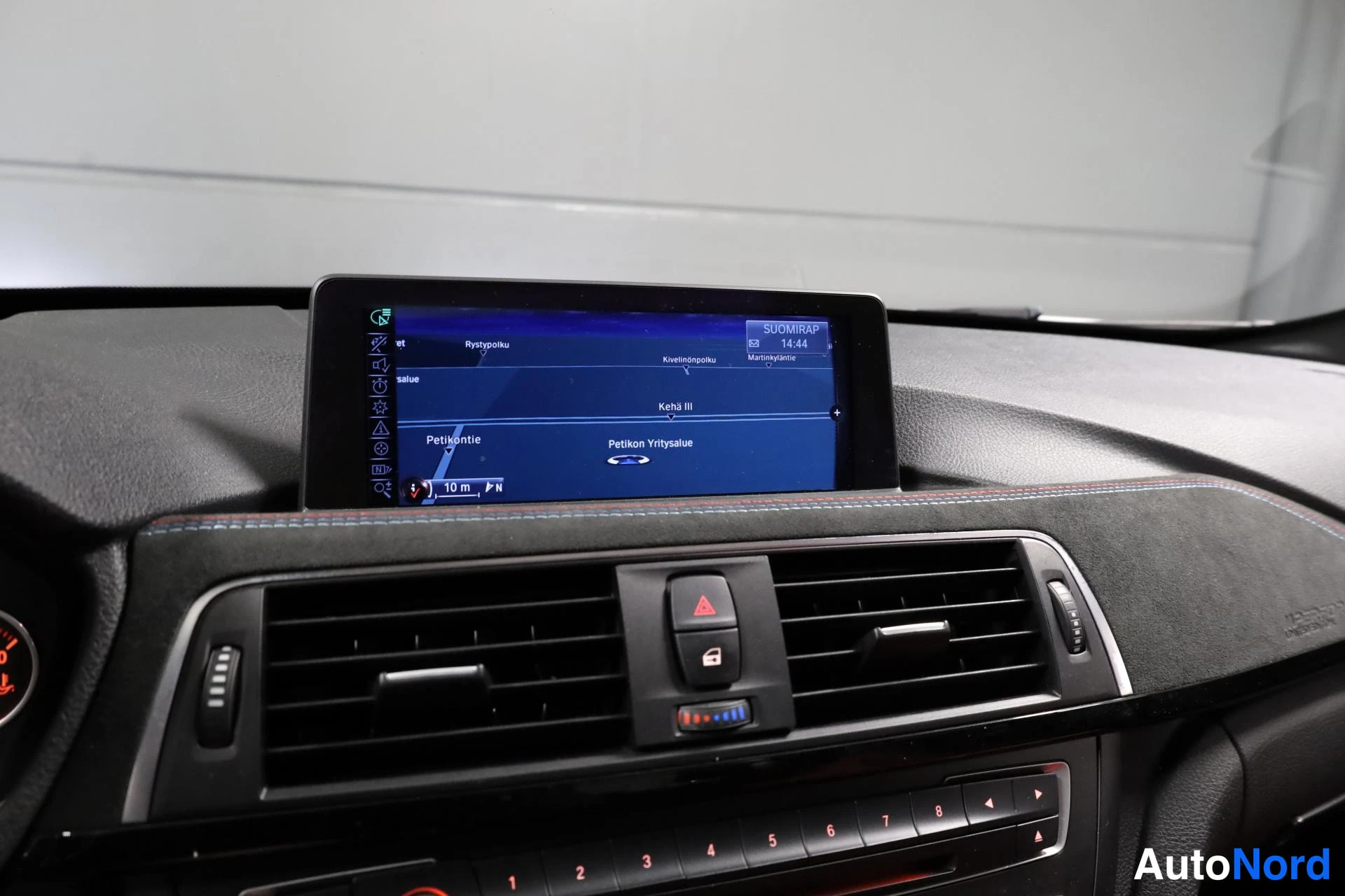 Valkoinen BMW 335i 2013, yksityiskohta, kuva 21