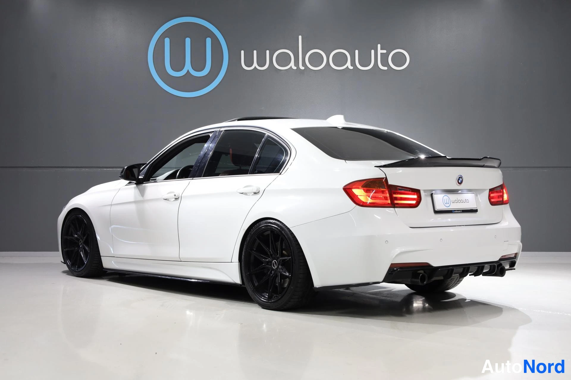 Valkoinen BMW 335i 2013, takaviisto, kuva 7