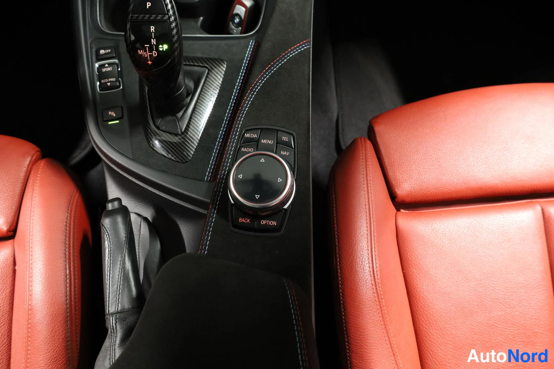 Valkoinen BMW 335i 2013, yksityiskohta, kuva 23
