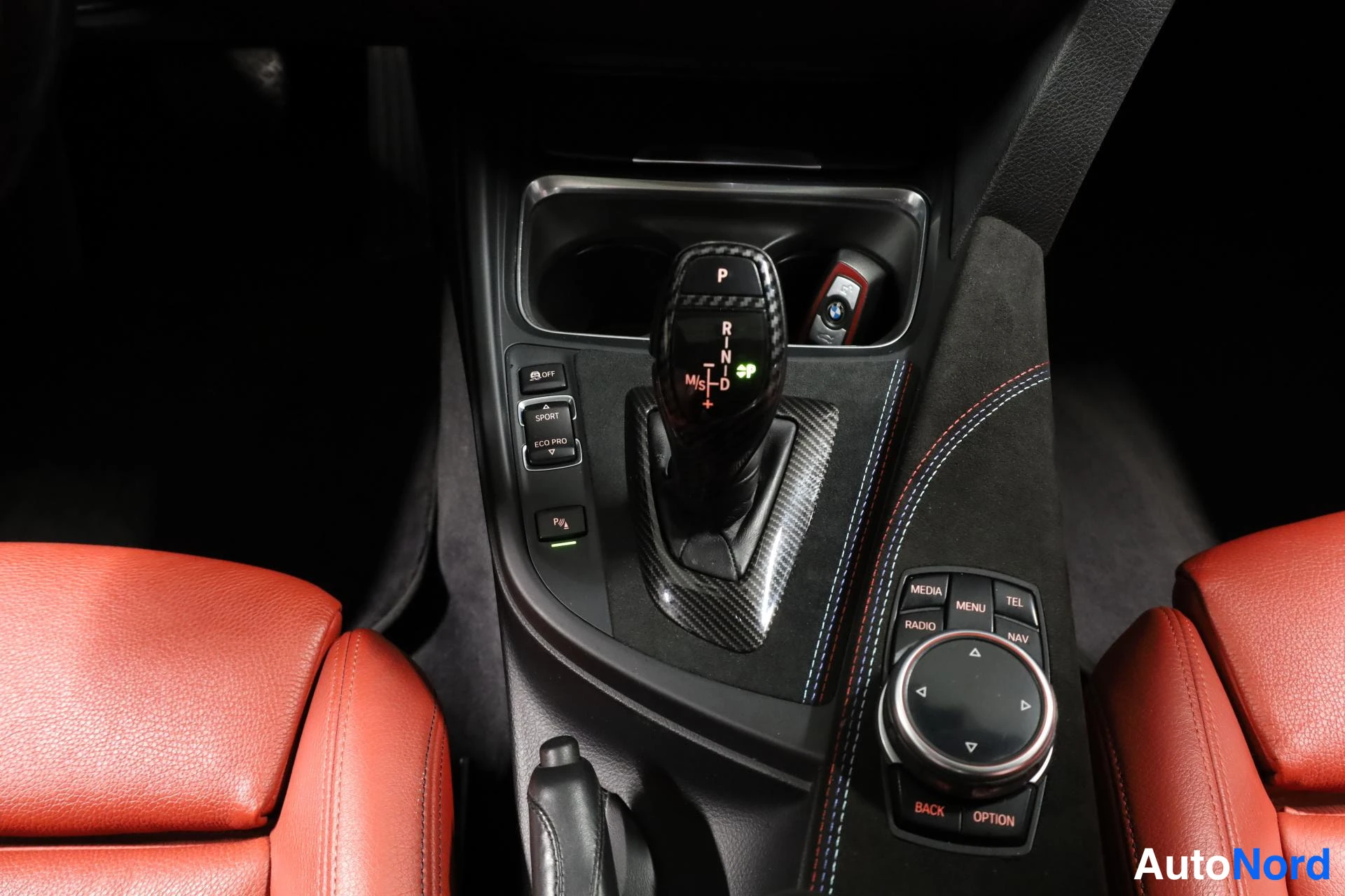 Valkoinen BMW 335i 2013, yksityiskohta, kuva 24