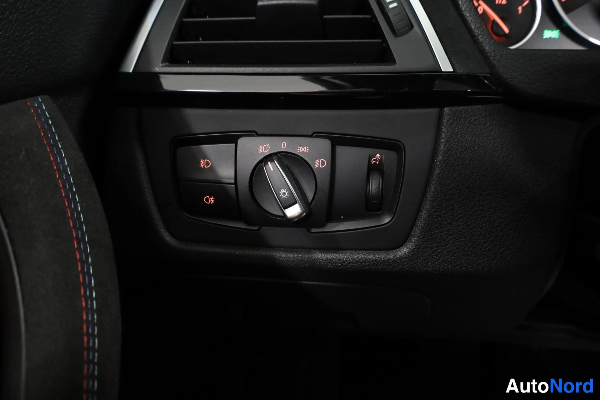 Valkoinen BMW 335i 2013, yksityiskohta, kuva 26