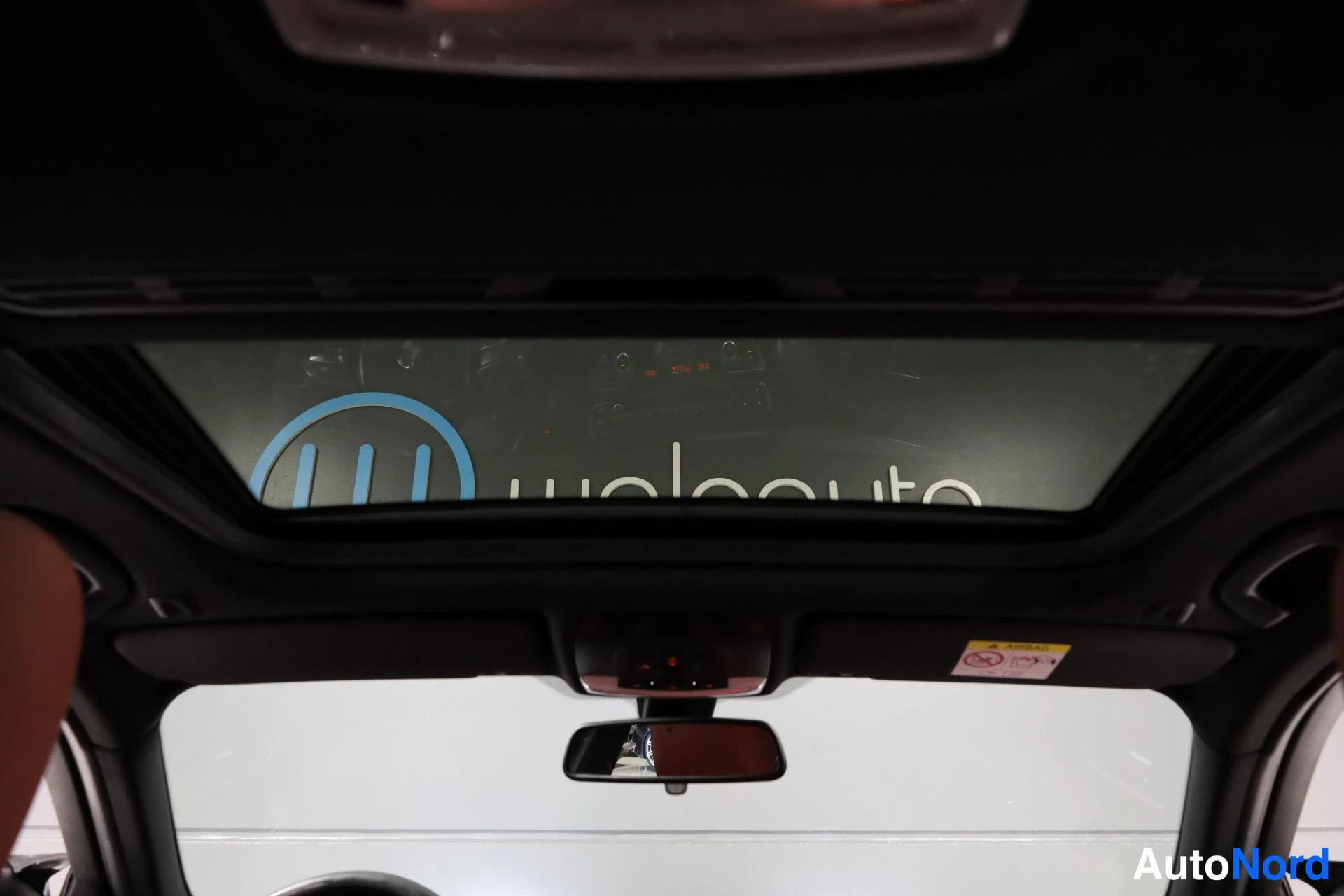 Valkoinen BMW 335i 2013, ohjaamo, kuva 13