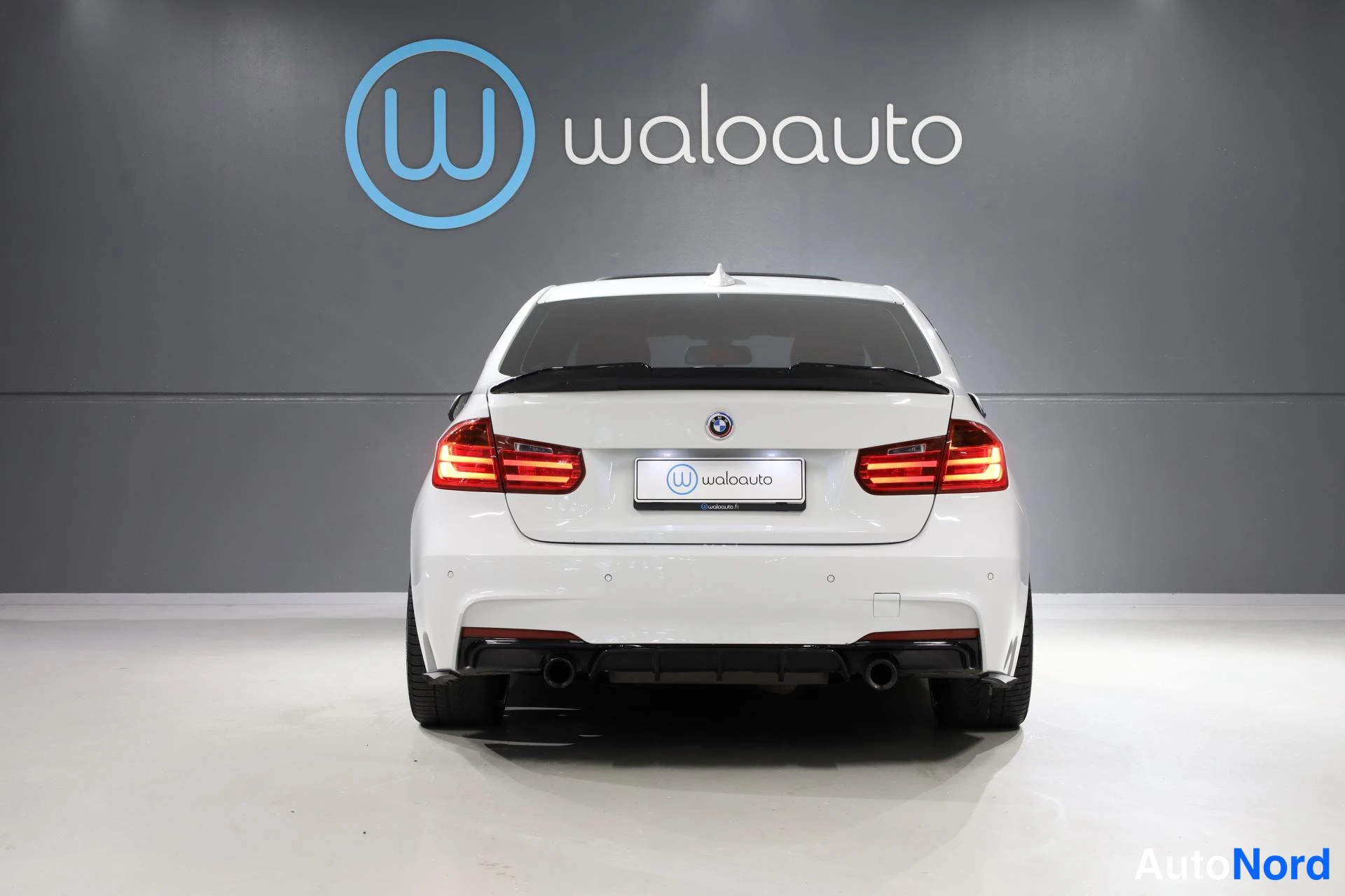 Valkoinen BMW 335i 2013, takaa, kuva 9