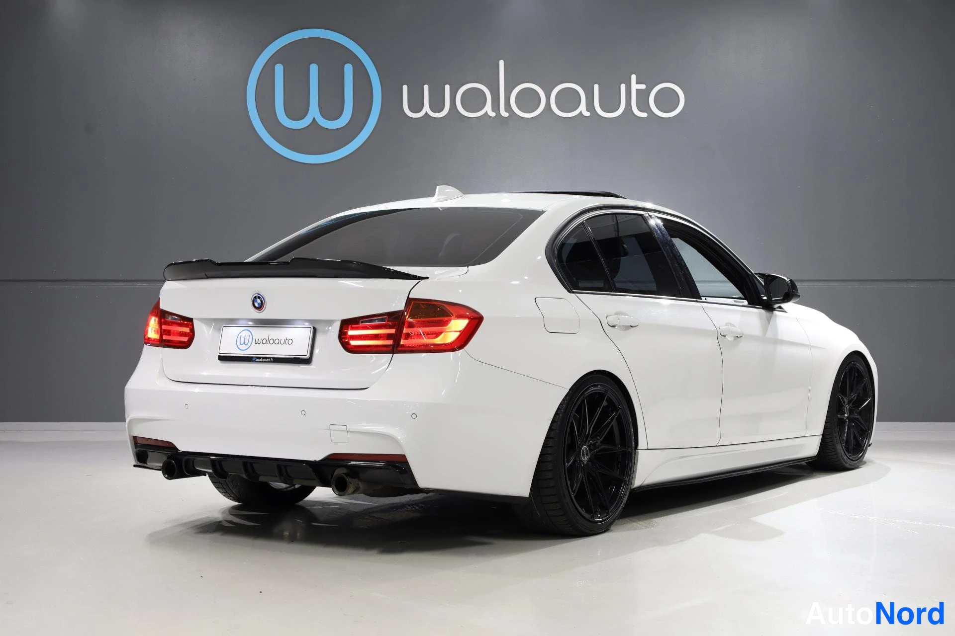 Valkoinen BMW 335i 2013, takaviisto, kuva 8