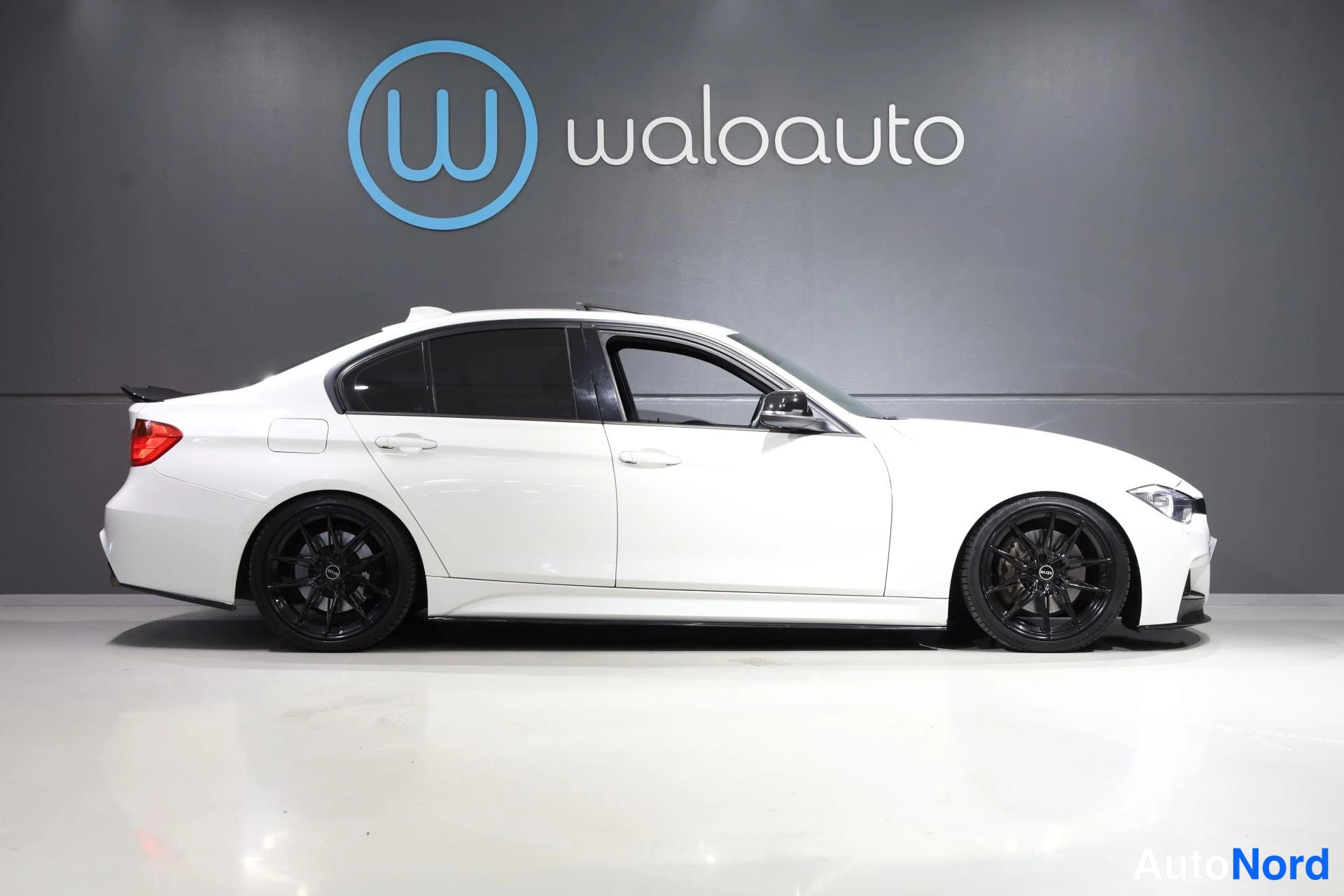 Valkoinen BMW 335i 2013, sivulta, kuva 6
