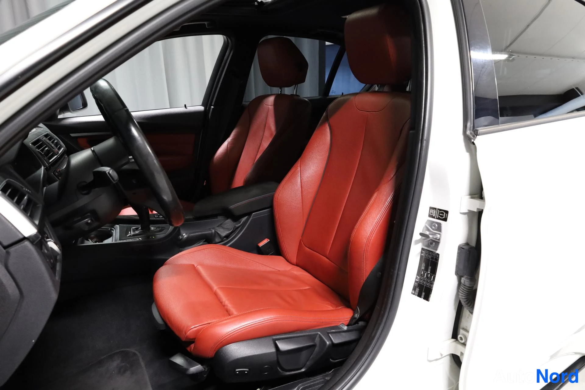 Valkoinen BMW 335i 2013, etuistuimet, kuva 14