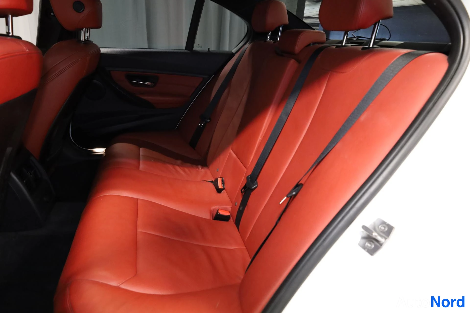 Valkoinen BMW 335i 2013, takaistuimet, kuva 16