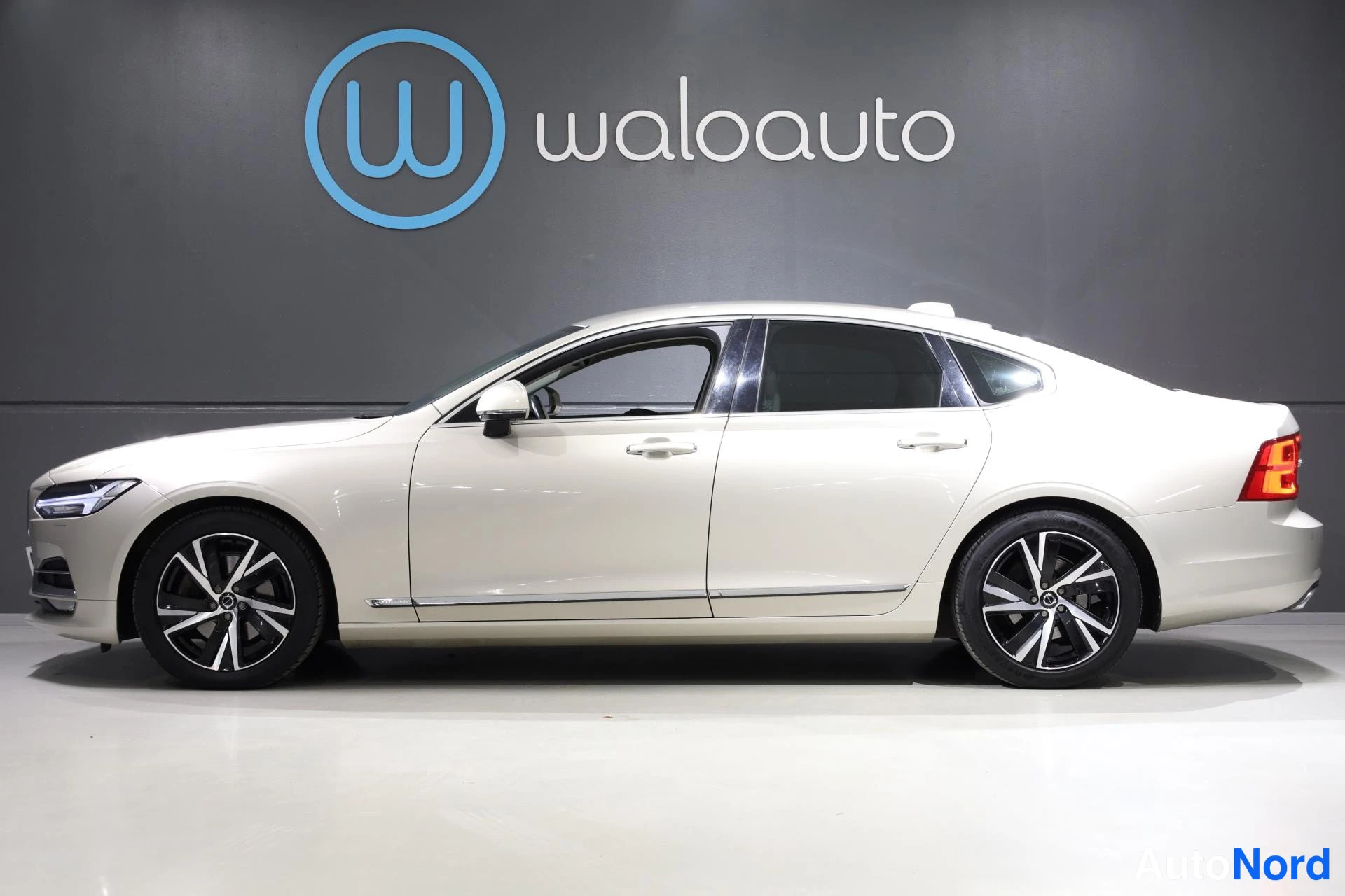 Beige Volvo S90 2016, etuviisto, keula vasemmalle, kuva 2
