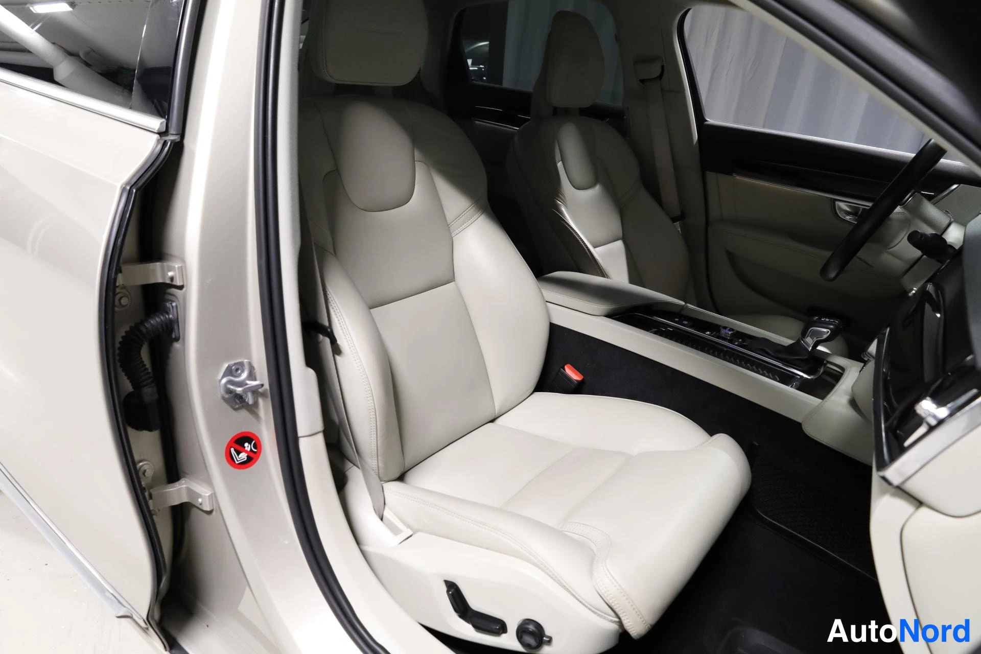 Beige Volvo S90 2016, etuistuimet, kuva 14