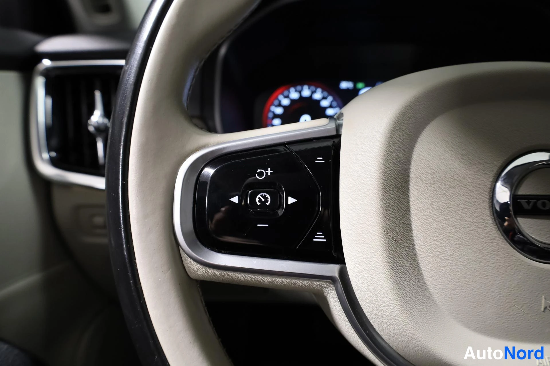 Beige Volvo S90 2016, yksityiskohta, kuva 17