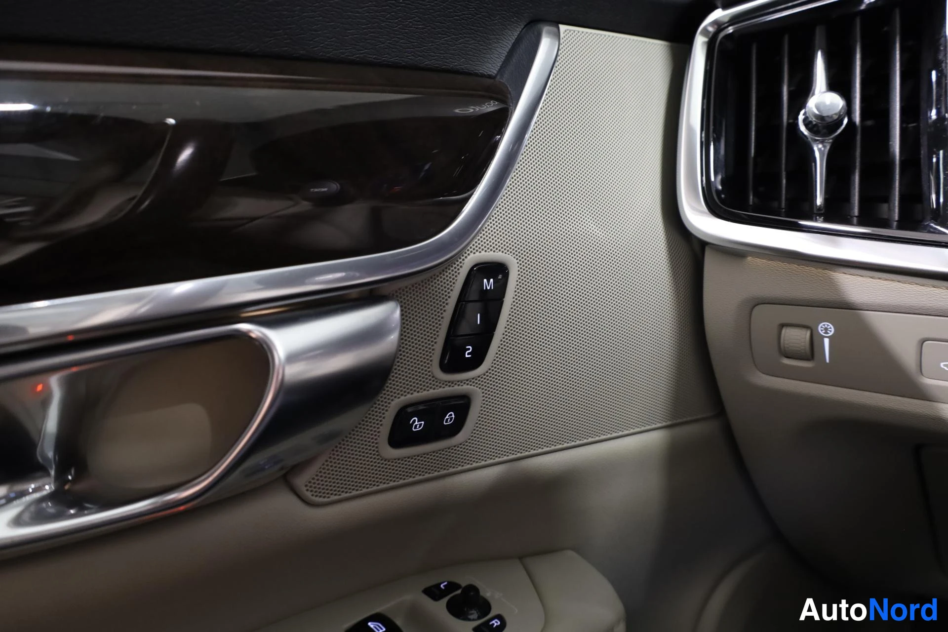 Beige Volvo S90 2016, yksityiskohta, kuva 24