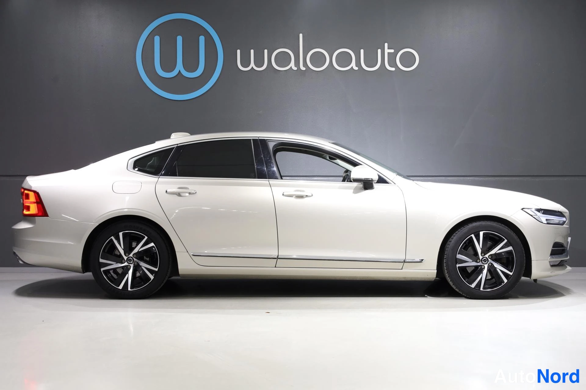 Beige Volvo S90 2016, sivulta, kuva 5