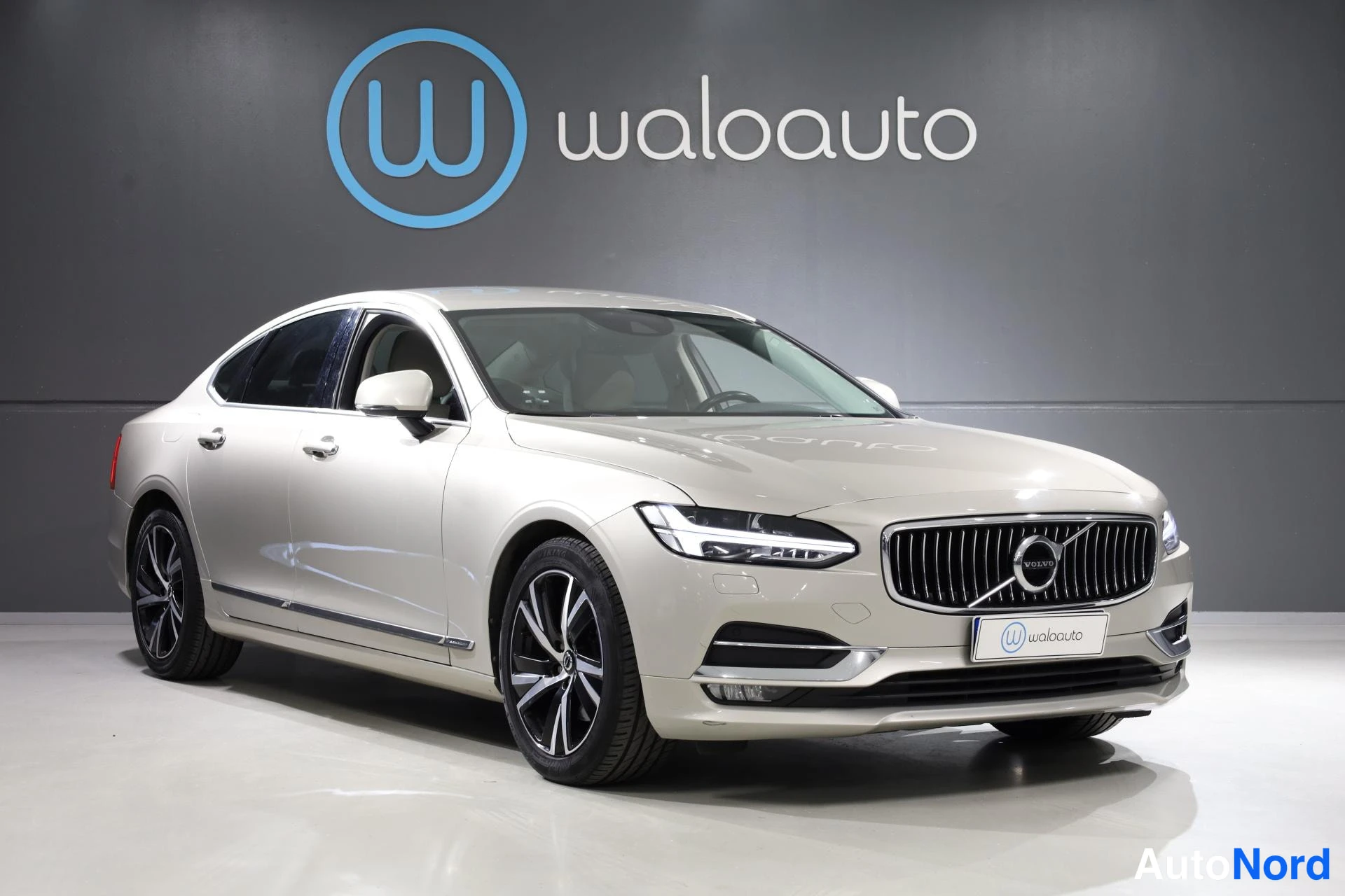 Beige Volvo S90 2016, etuviisto, keula oikealle, kuva 3