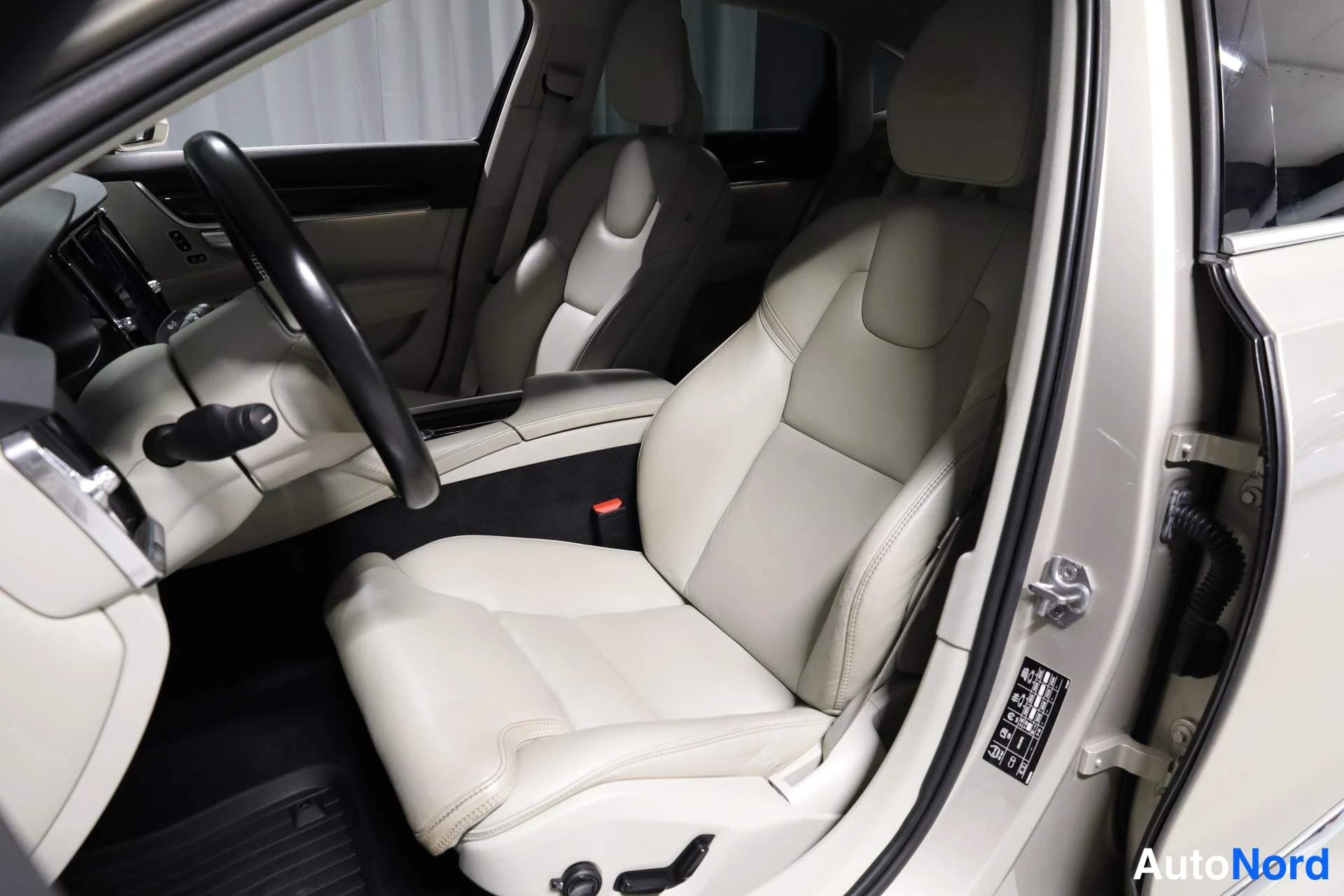 Beige Volvo S90 2016, etuistuimet, kuva 13