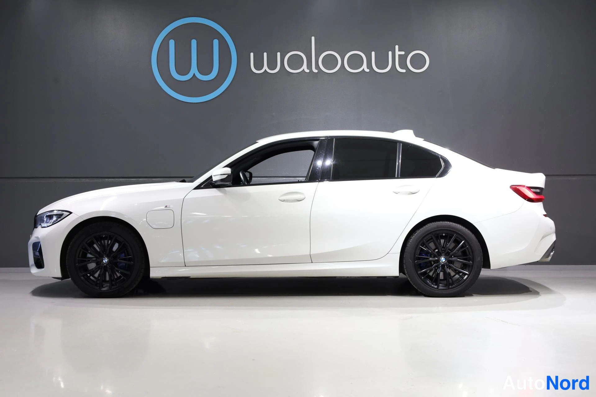 Valkoinen BMW 330e 2020, etuviisto, keula vasemmalle, kuva 2