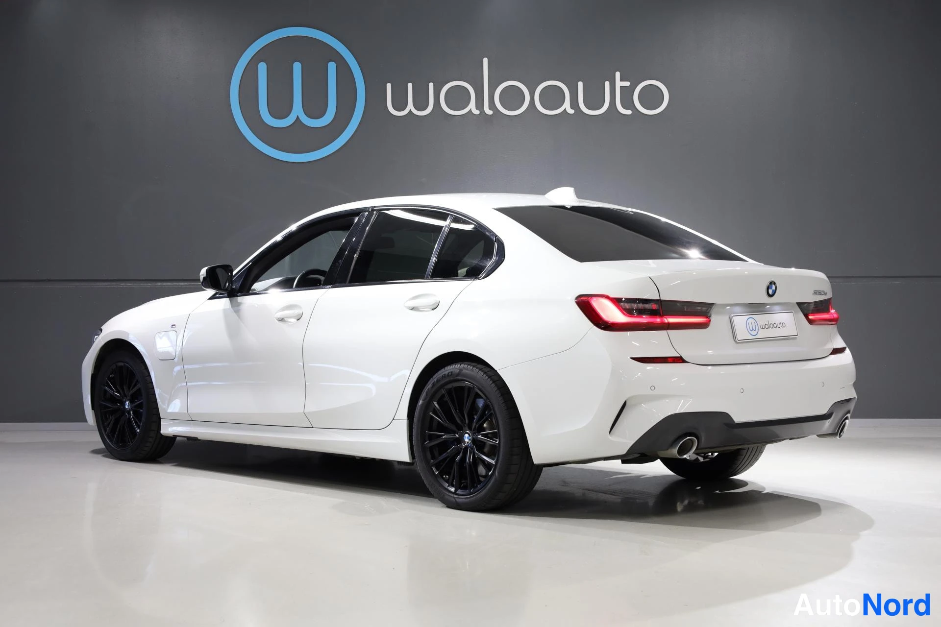 Valkoinen BMW 330e 2020, takaviisto, kuva 6
