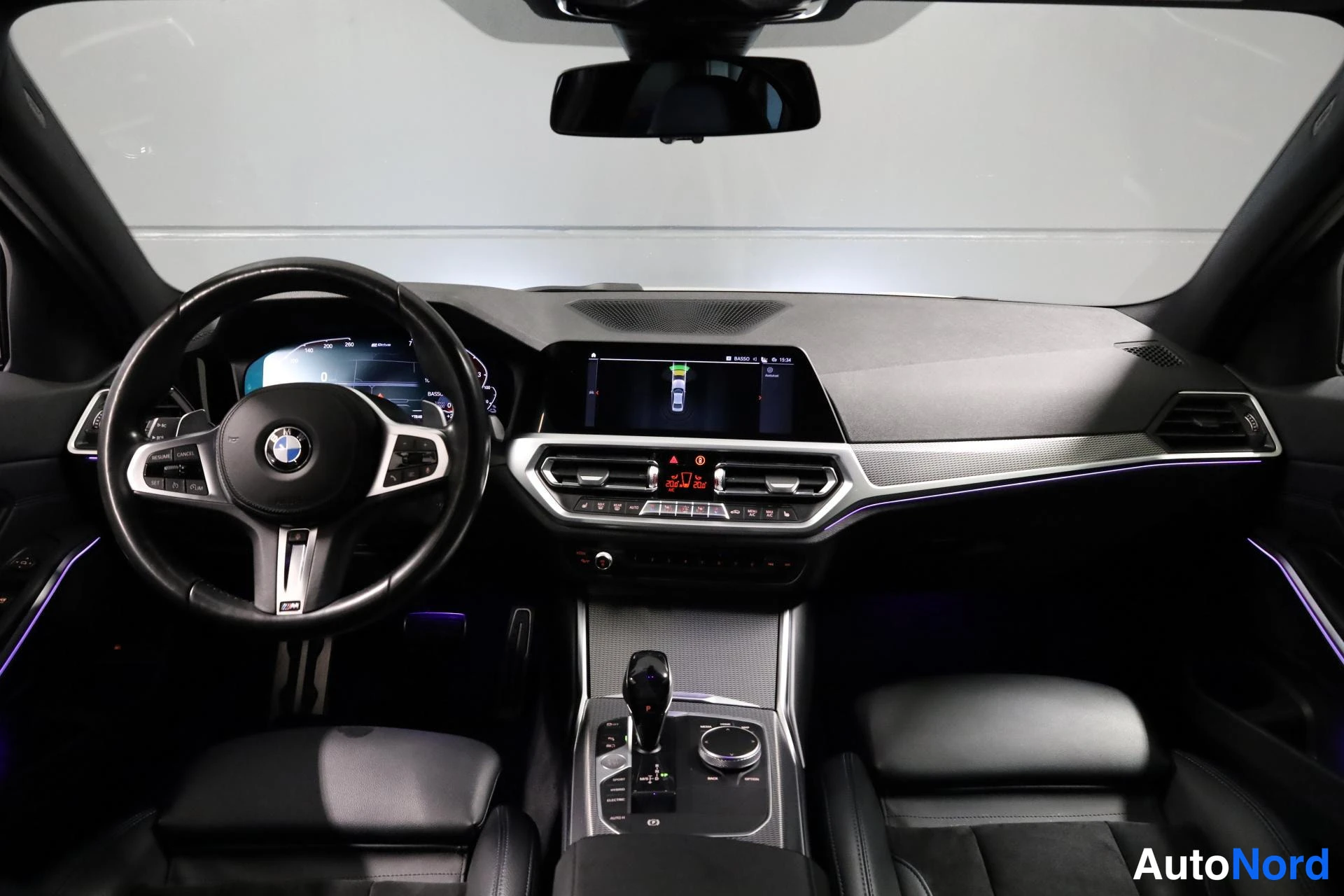 Valkoinen BMW 330e 2020, ohjaamo, kuva 10