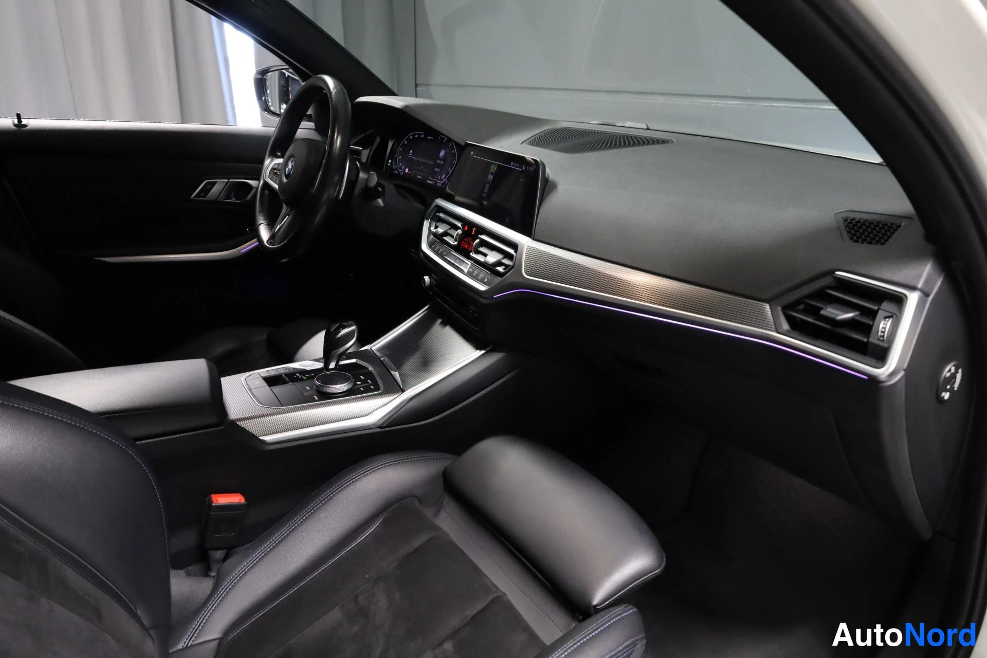 Valkoinen BMW 330e 2020, ohjaamo, kuva 11